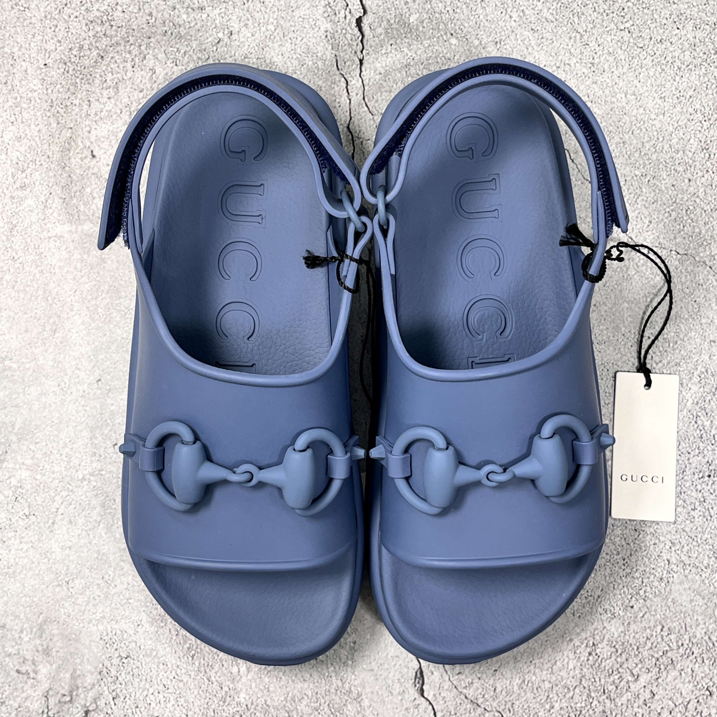 Gucci Horsebit Flatform Sandal Dark Blue Rubber 착용 스타일 - 1