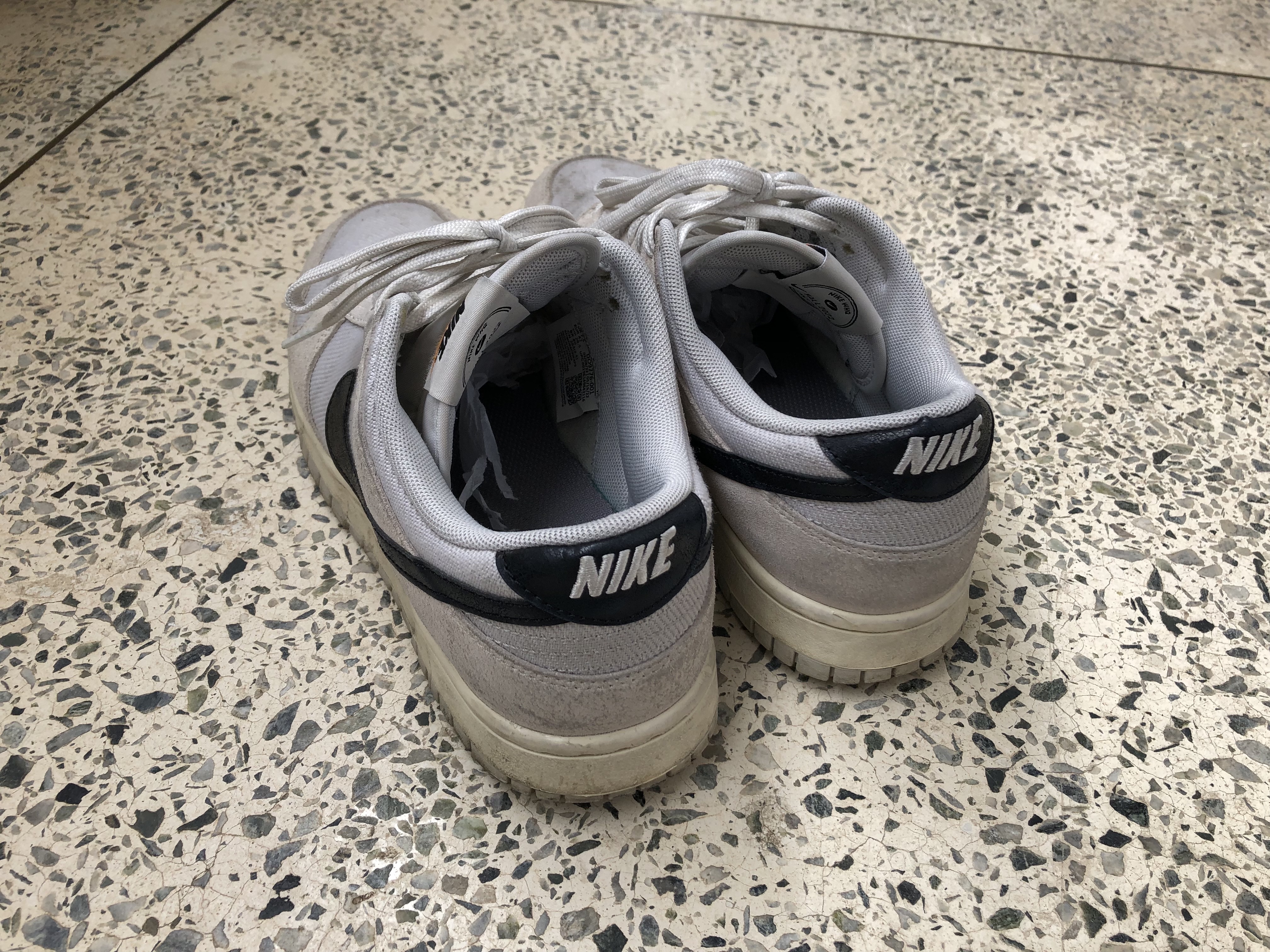 Nike Dunk Low SE Photon Dust and Summit White 착용 스타일 - 2