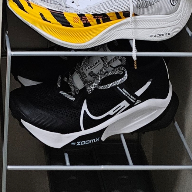 Nike ZoomX Zegama Trail Deep Black White 착용 스타일