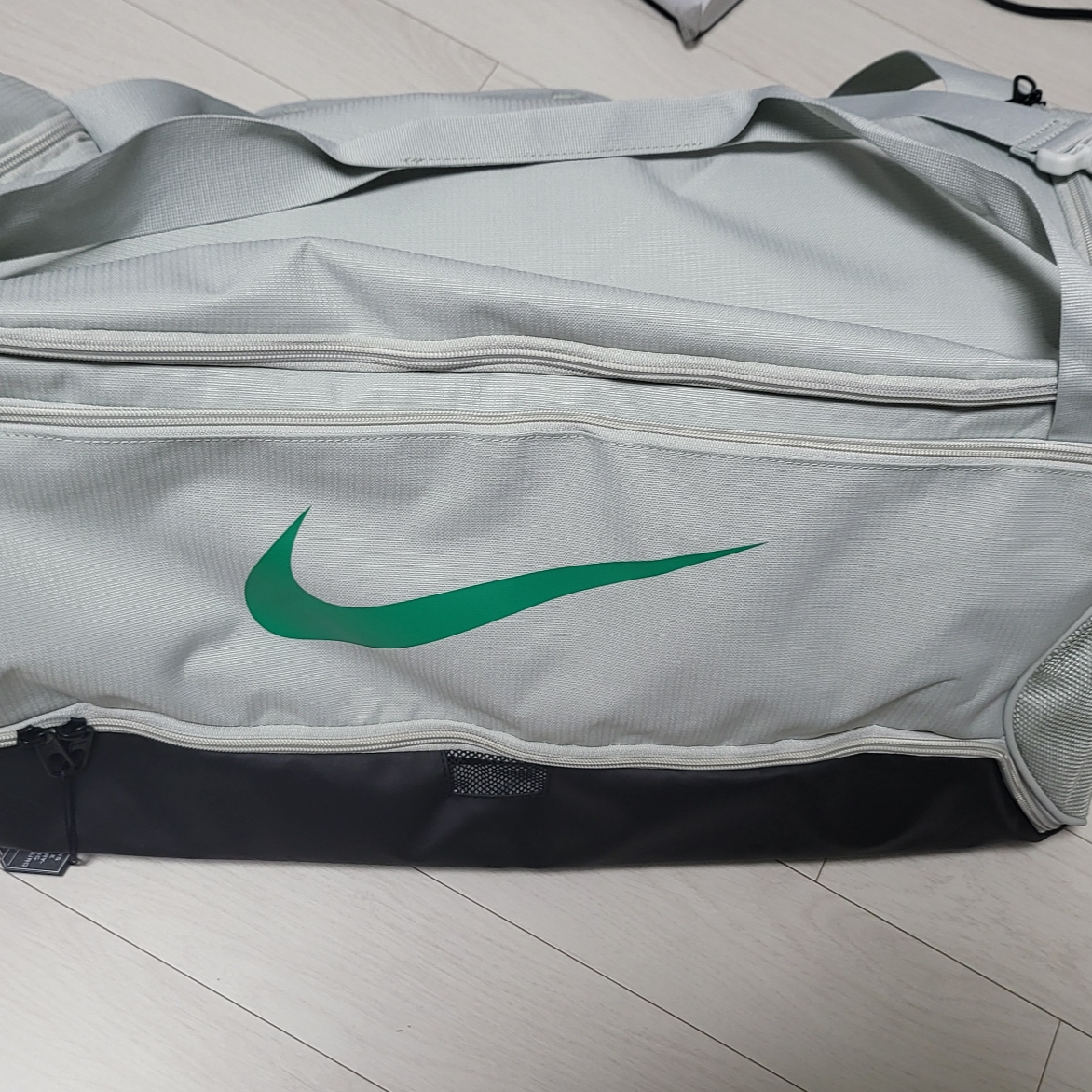 Nike Brasilia 9.5 Training Duffle Bag Medium 60L Light Silver 착용 스타일