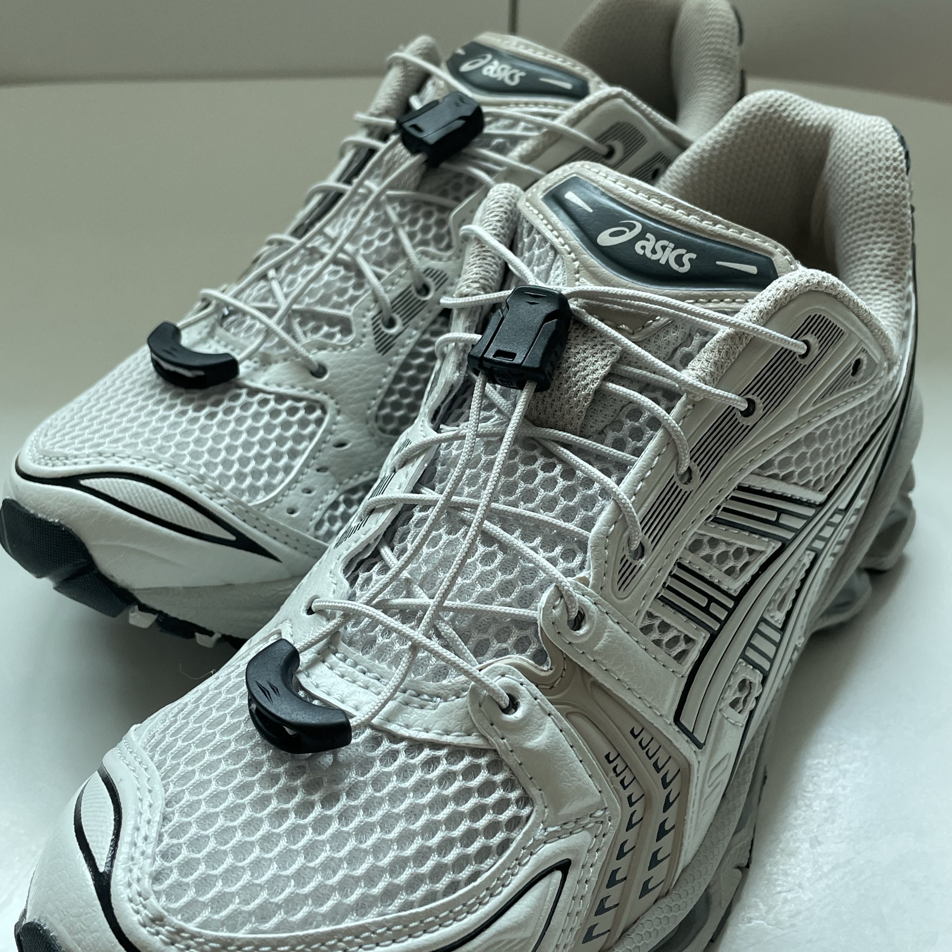 Asics Unlimited Gel-Kayano 14 Smoke Grey 착용 스타일 - 3