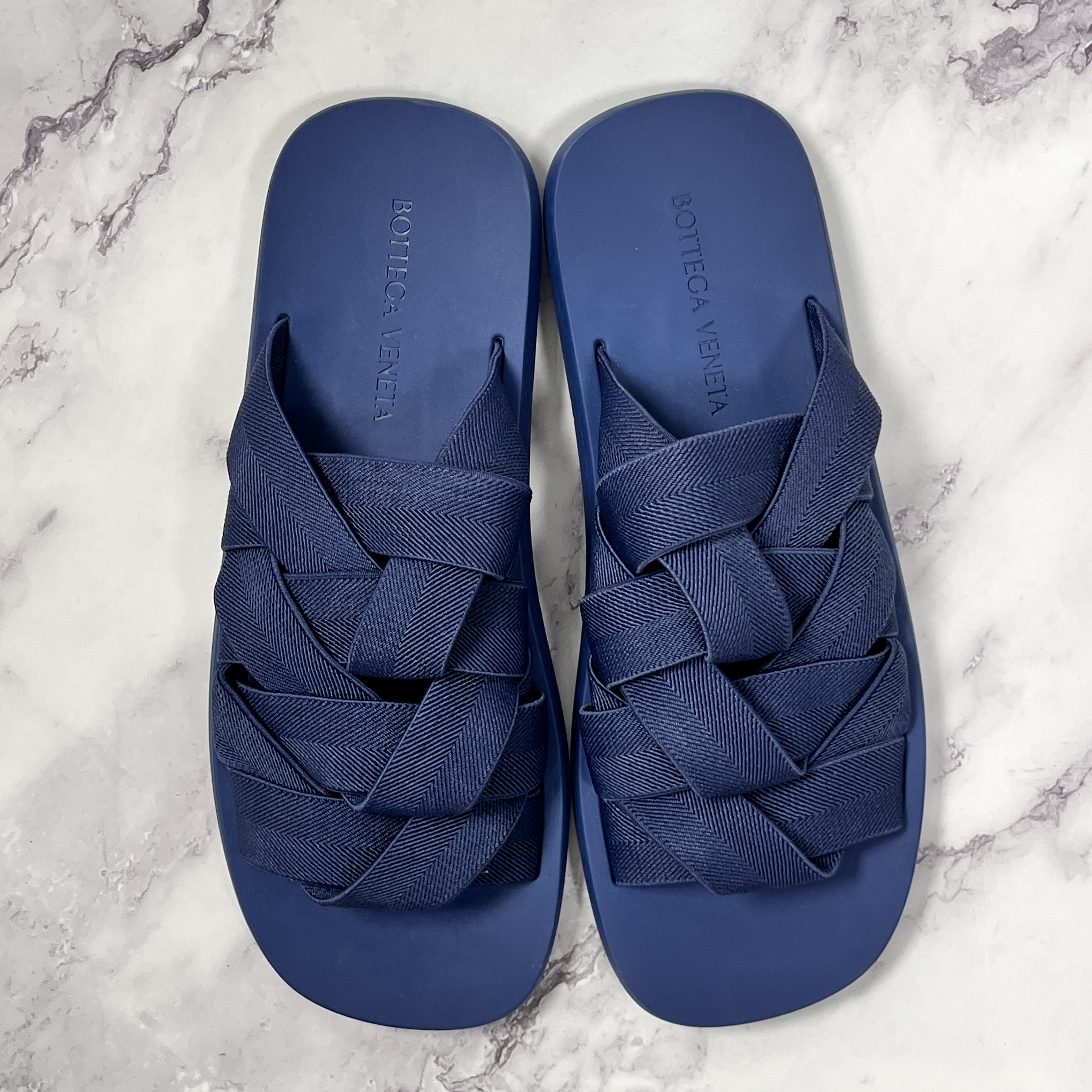 Bottega Veneta Plat Mule Navy 착용 스타일 - 1
