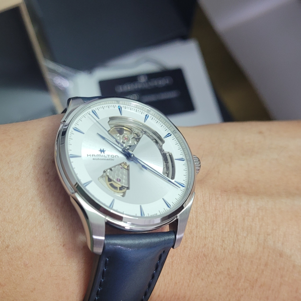 Hamilton Jazzmaster Open Heart Auto 40mm Stainless Steel Cow Leather Sillver 착용 스타일 - 1
