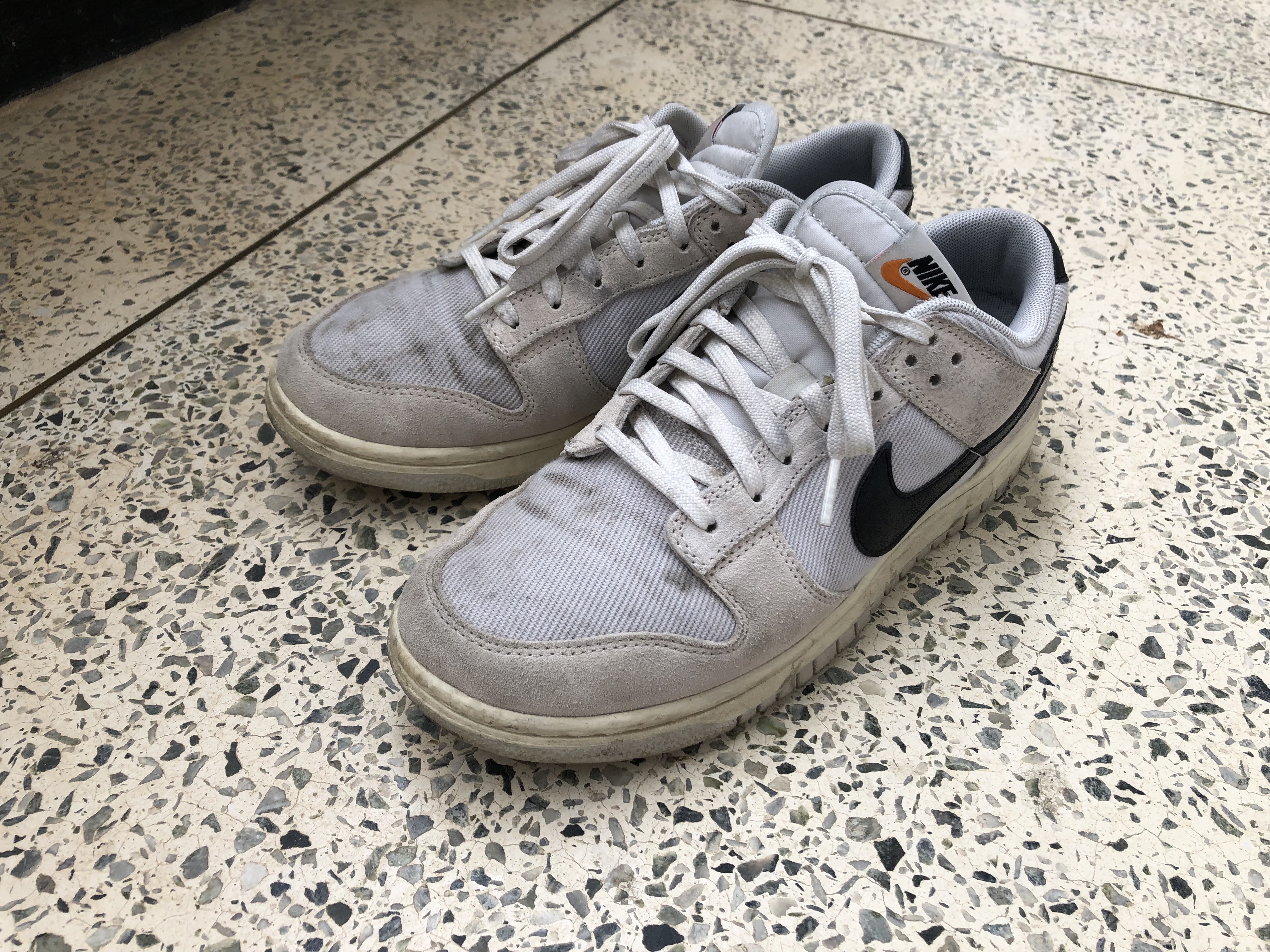 Nike Dunk Low SE Photon Dust and Summit White 착용 스타일 - 1