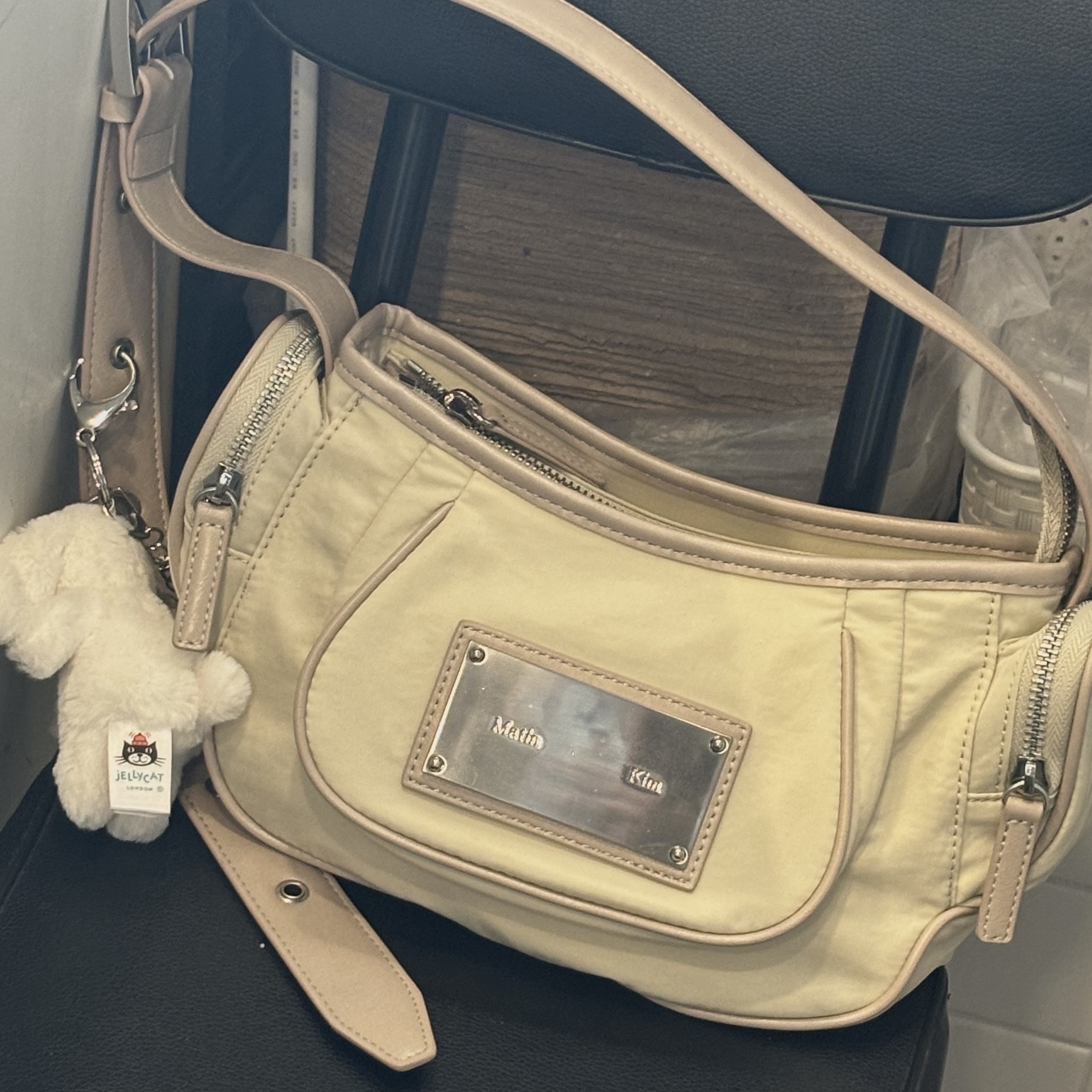 Matin Kim Madeleine Round Bag Light Beige 착용 스타일
