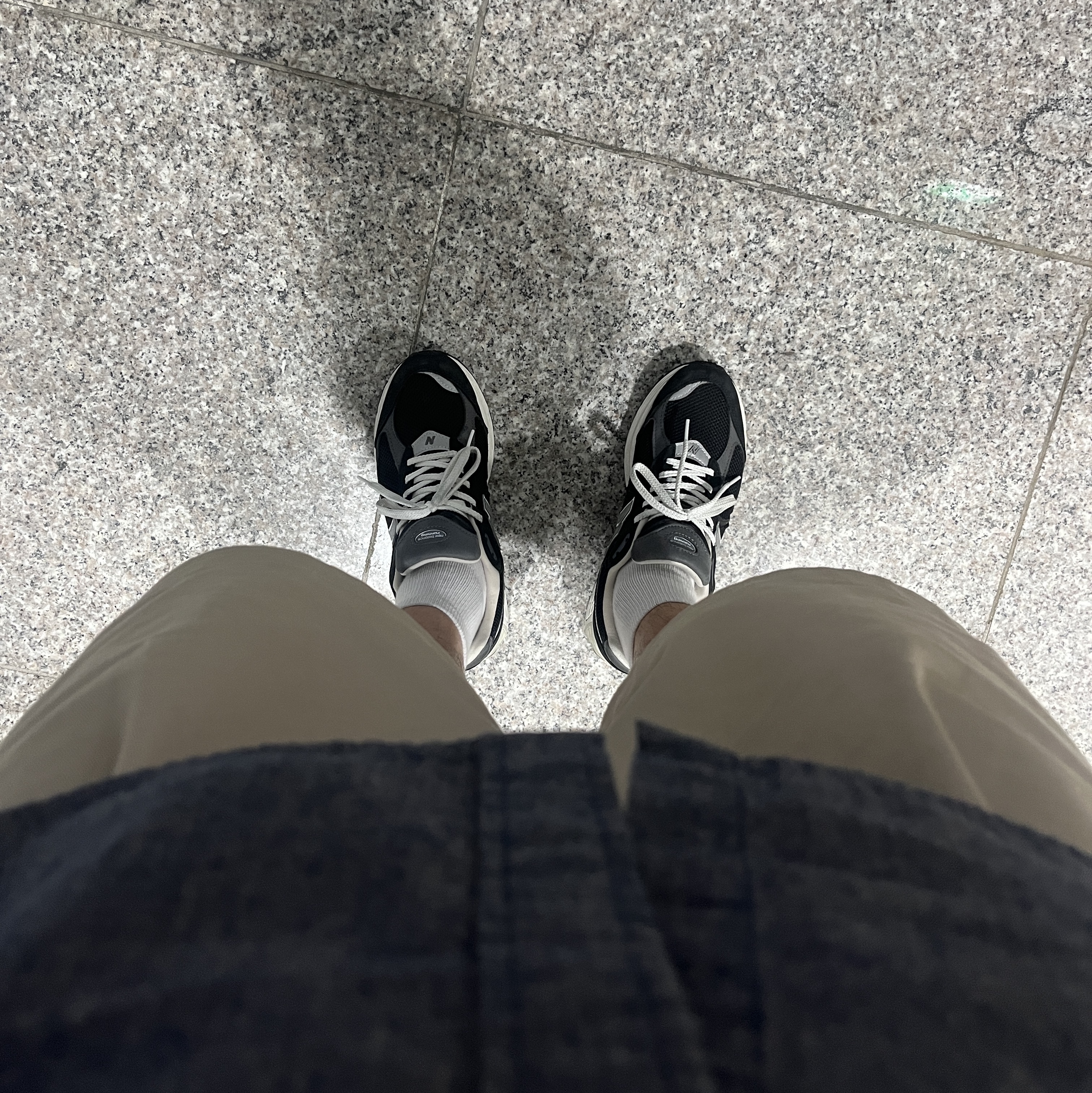 New Balance 2002R Premium Vintage Black 착용 스타일 - 1