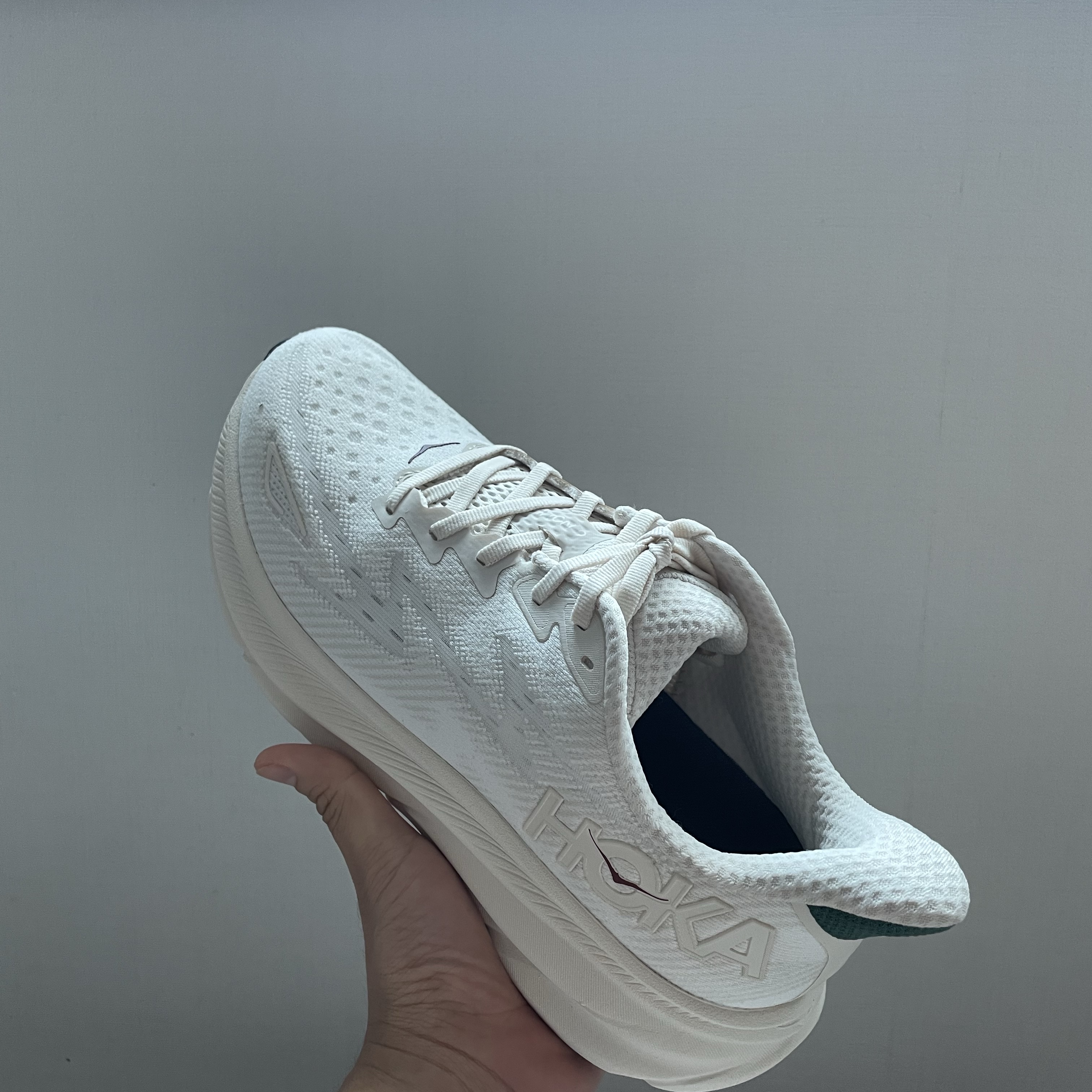 Hoka Clifton 9 Nimbus Cloud Steel Wool 착용 스타일 - 3