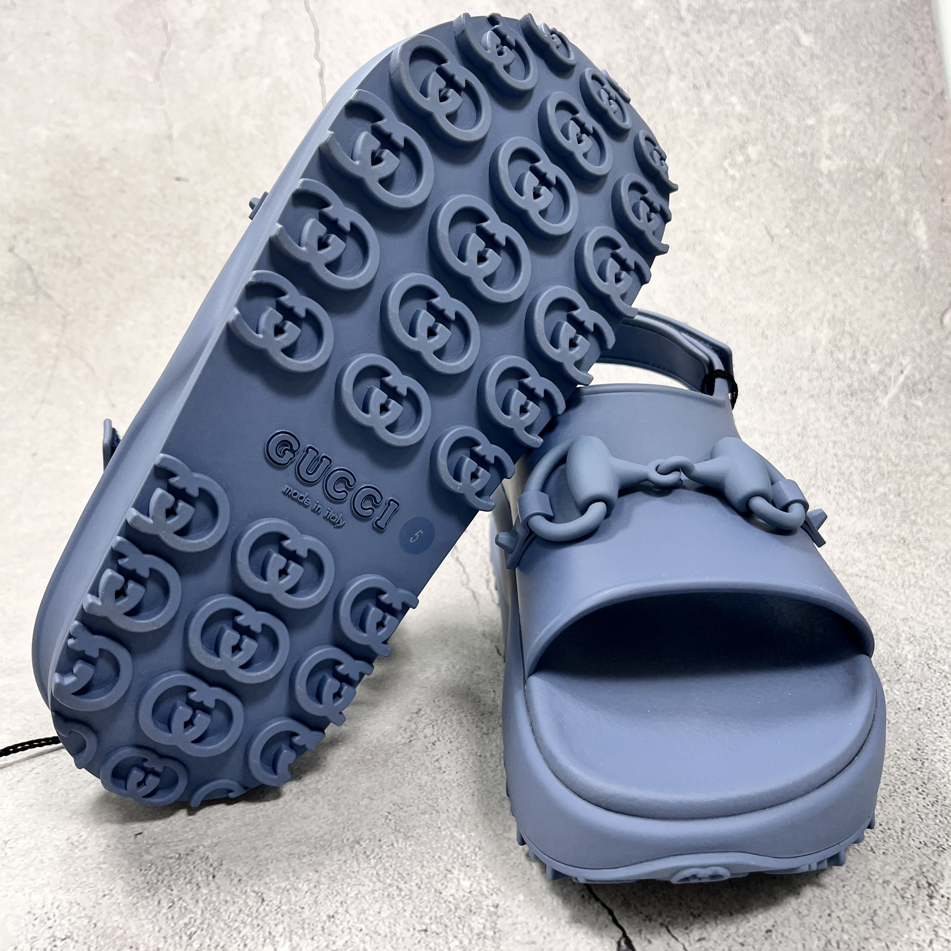 Gucci Horsebit Flatform Sandal Dark Blue Rubber 착용 스타일 - 5