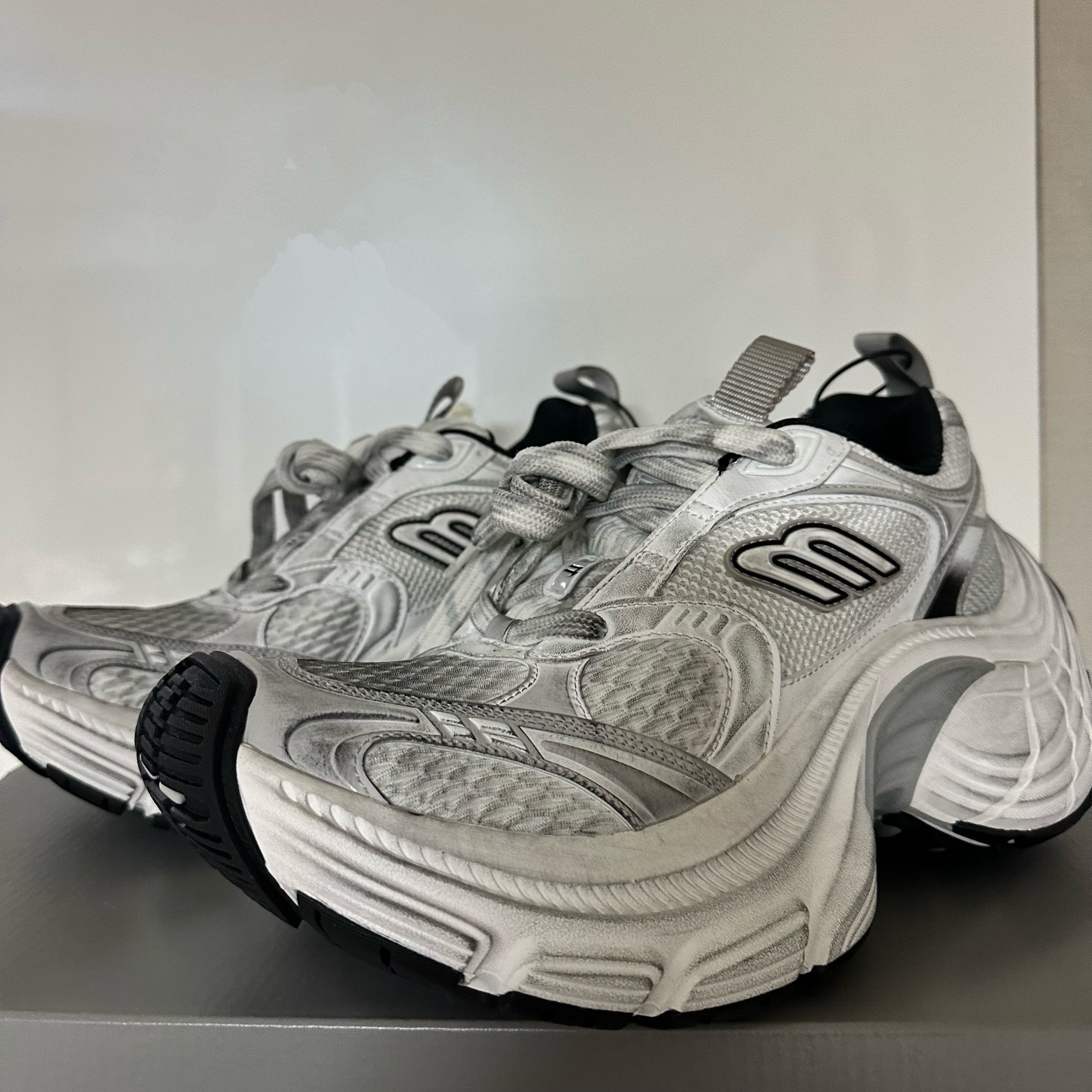 Balenciaga 10XL Sneakers White Grey Silver Black 착용 스타일 - 2