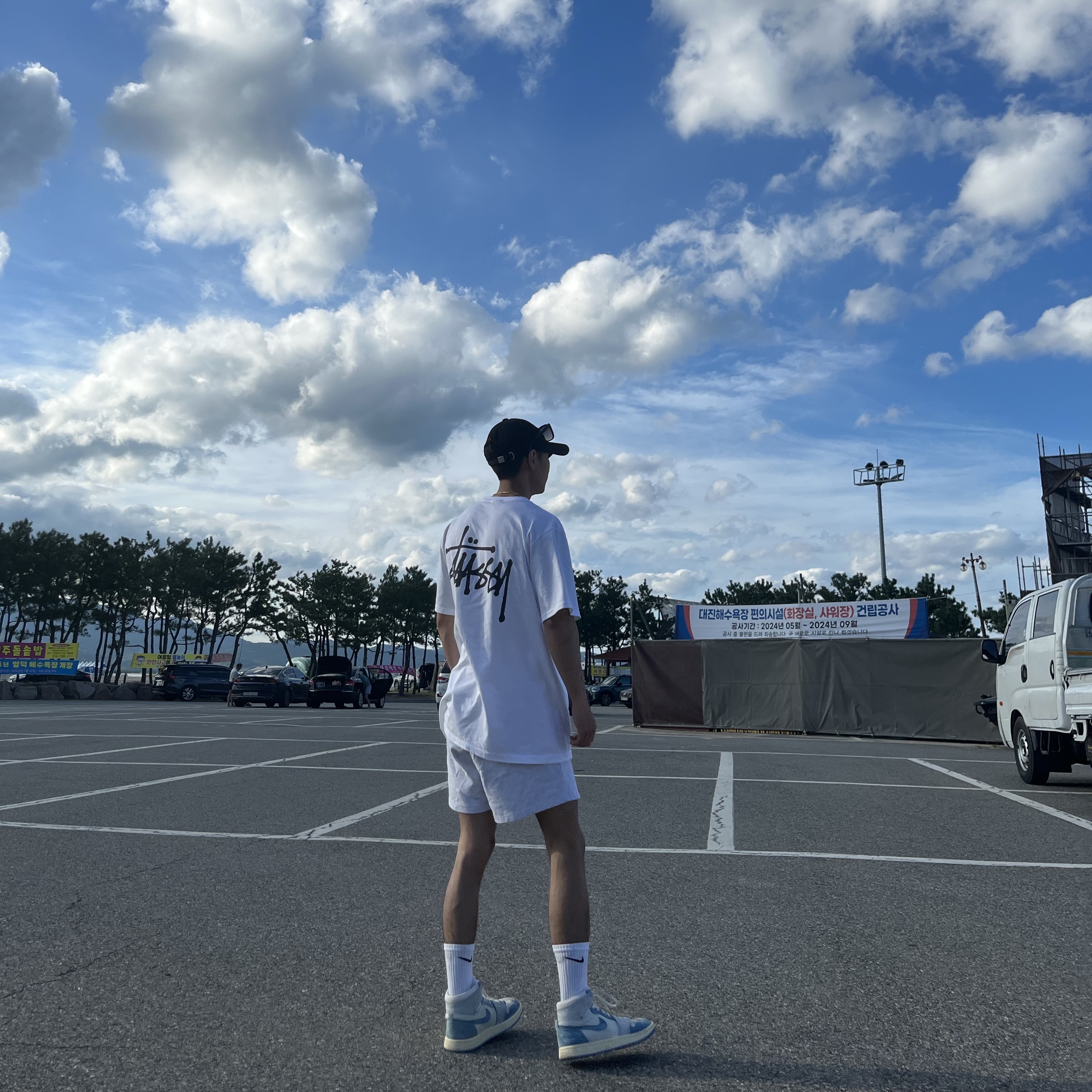 Stussy Basic Stussy T-Shirt White 2024, 2025, (W) Jordan 1 Zoom Air CMFT 2 Phantom University Blue 착용 스타일 - 1