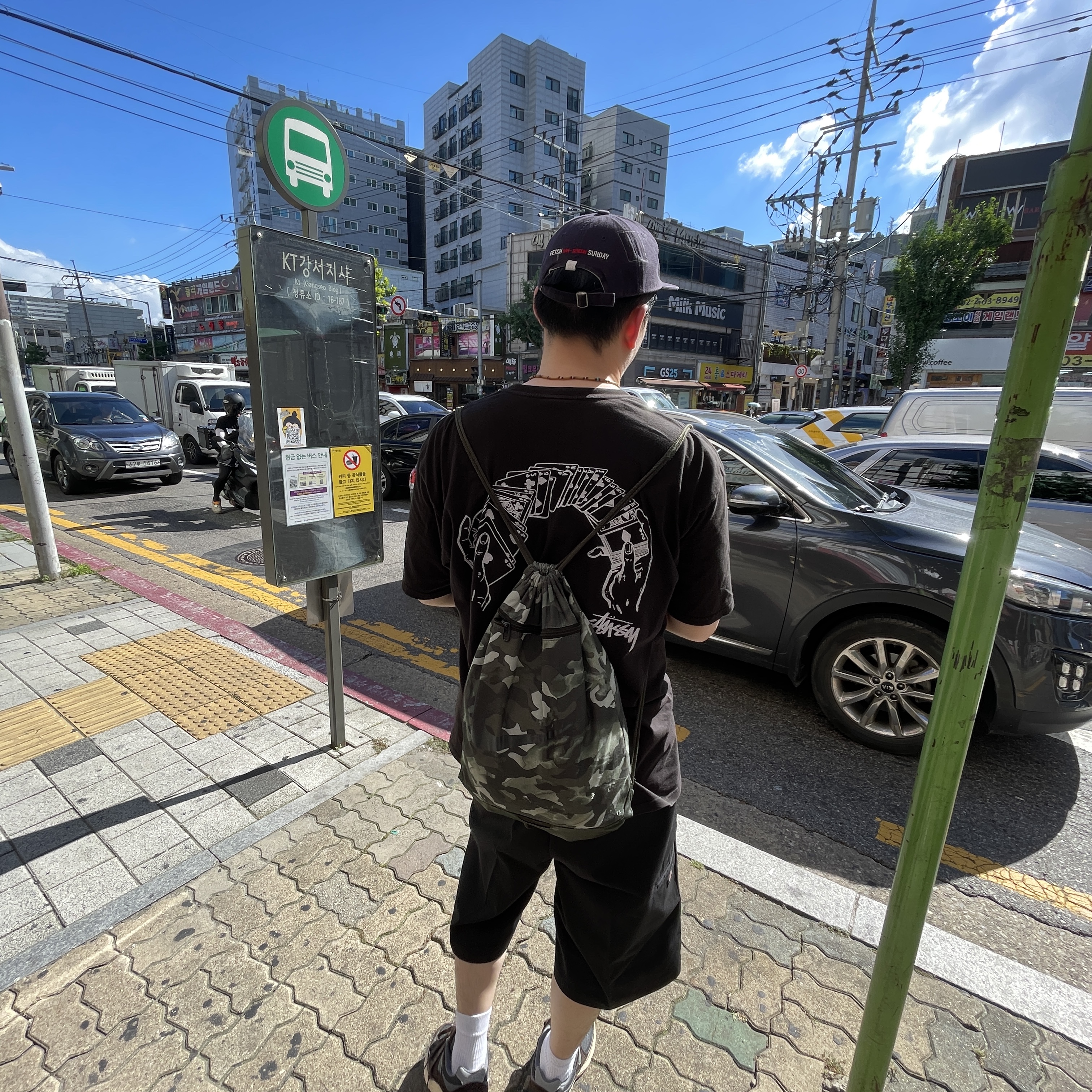 Stussy Shuffle Pigment Dyed T-Shirt Black, New Balance 2002R Rich Earth Blacktop 착용 스타일