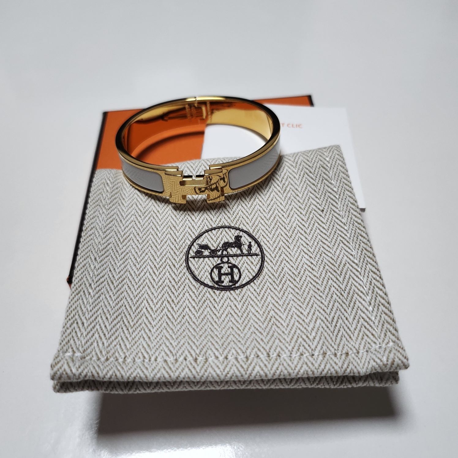 (W) Hermes Clic H Bracelet Gold & Blanc 착용 스타일 - 1
