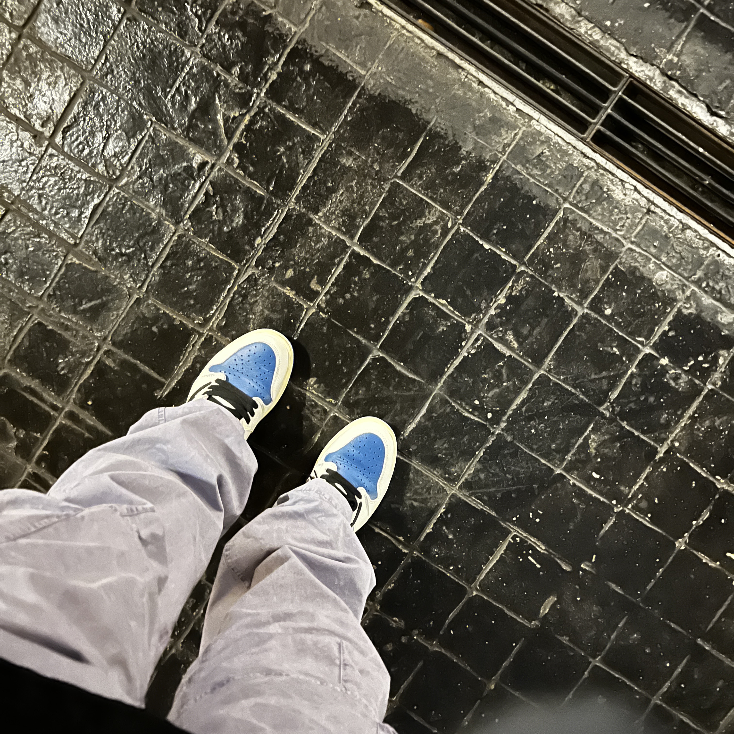 Jordan 1 x Travis Scott x Fragment Retro High OG SP Military Blue 착용 스타일 - 1