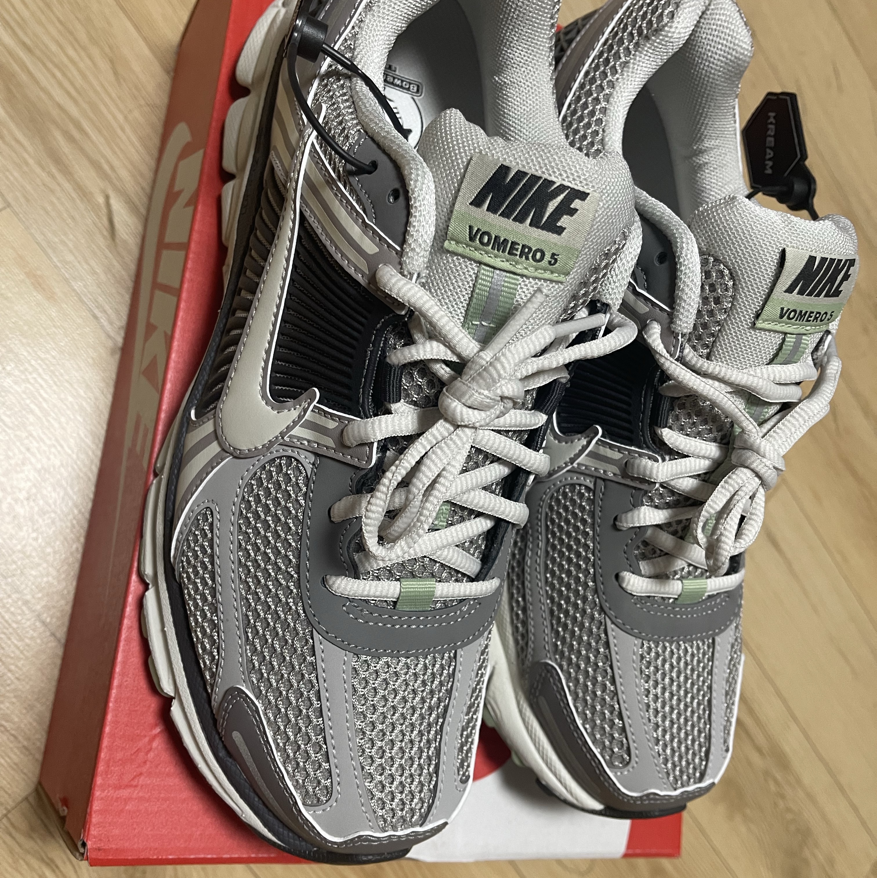 (W) Nike Zoom Vomero 5 Cobblestone and Flat Pewter 착용 스타일