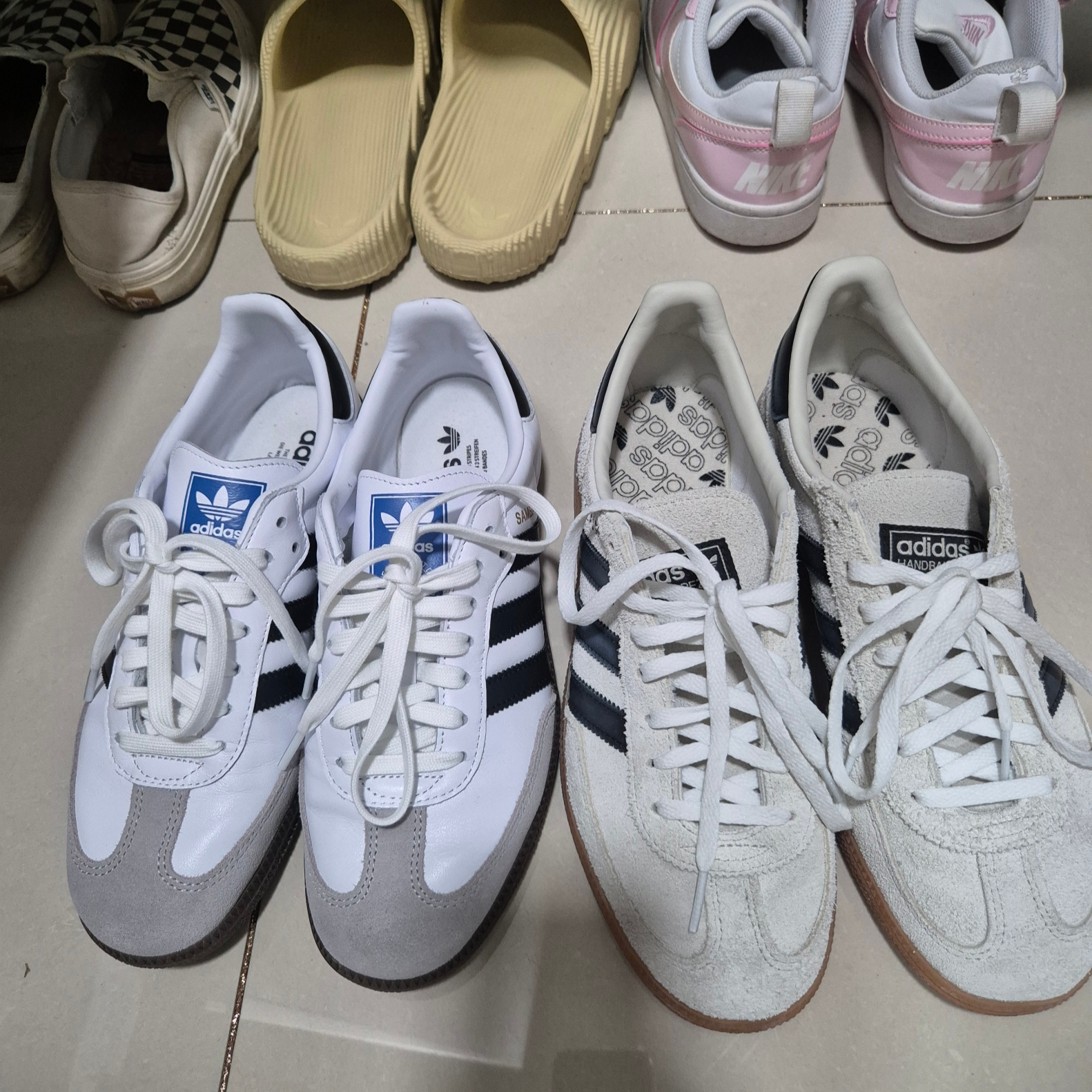 Adidas Samba OG Cloud White, (W) Adidas Spezial Handball Aluminium Core Black 착용 스타일 - 2