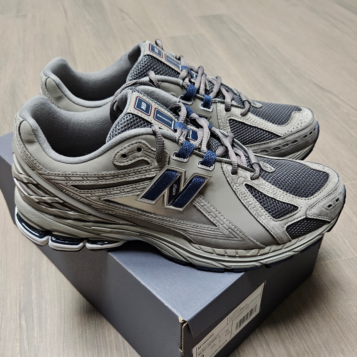 New Balance 1906R Charcoal Grey 착용 스타일 - 3