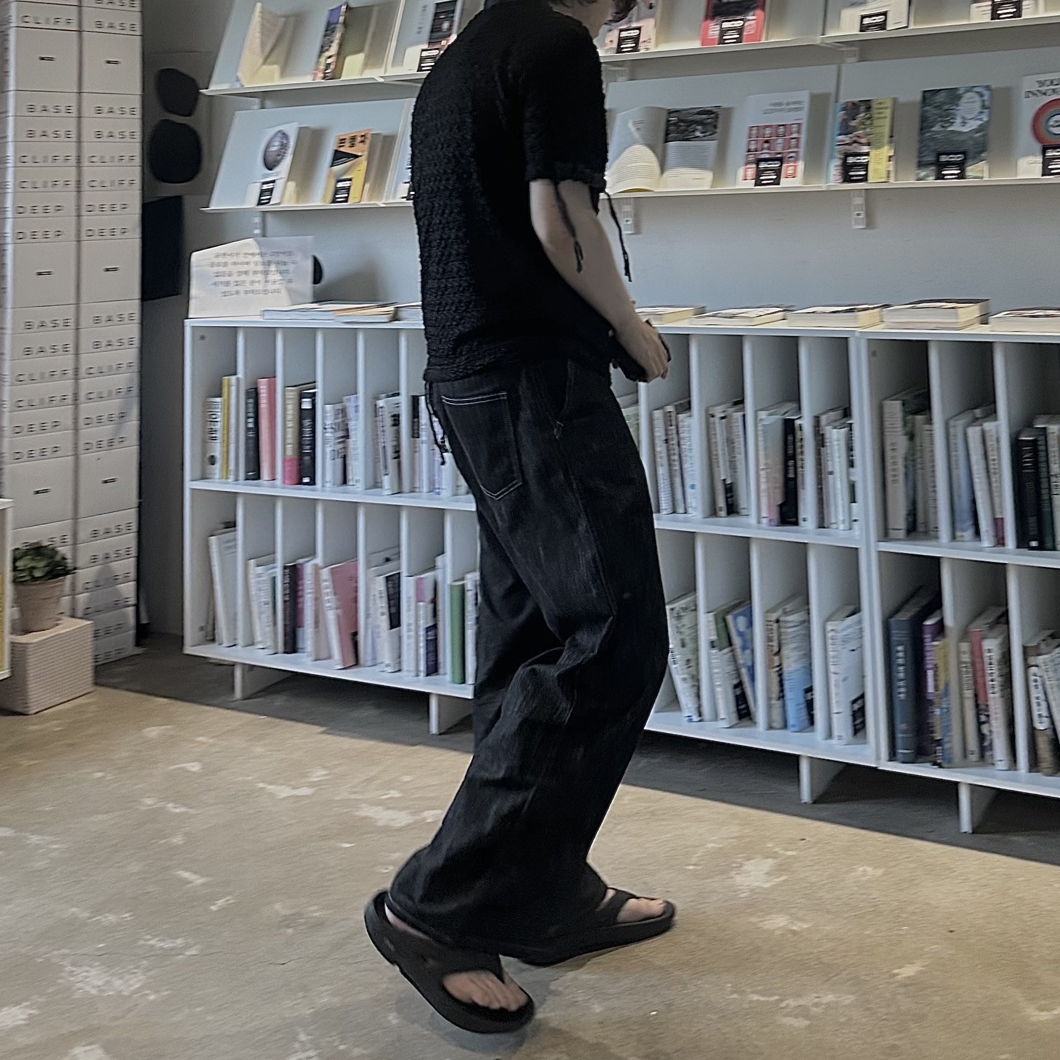 Oofos OOriginal Black 착용 스타일