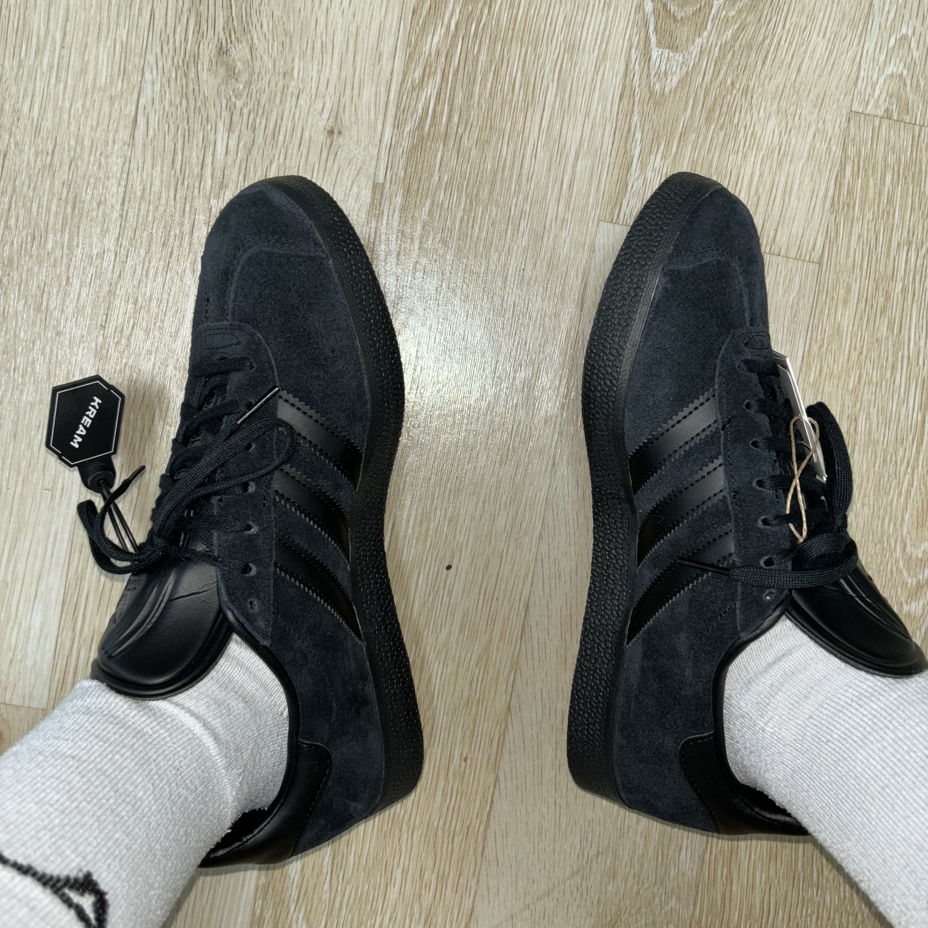 Adidas Gazelle Triple Black 착용 스타일 - 3
