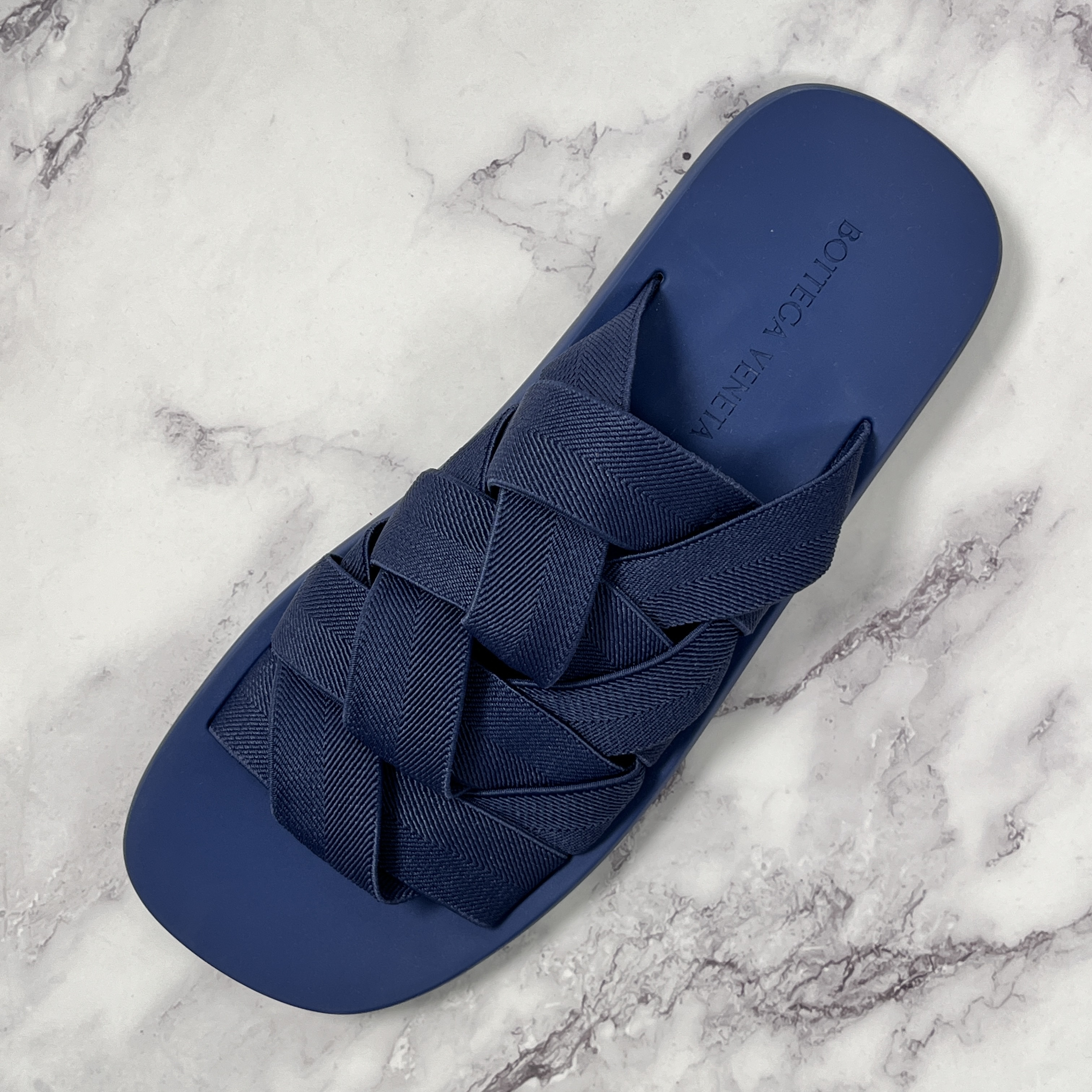 Bottega Veneta Plat Mule Navy 착용 스타일 - 2