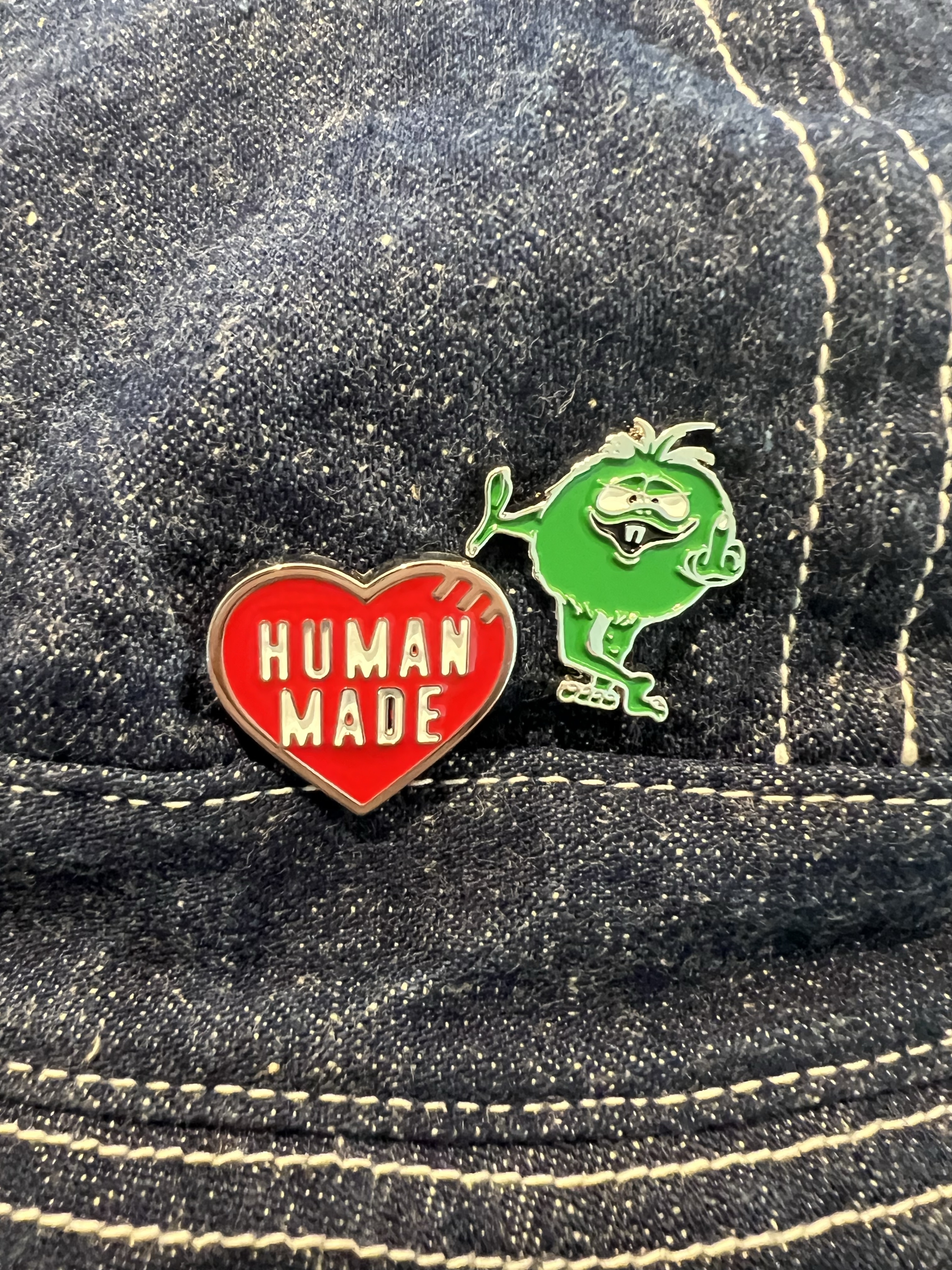 Supreme Camacho Pin Green - 23FW, Human Made Heart Pin Red 착용 스타일 - 3