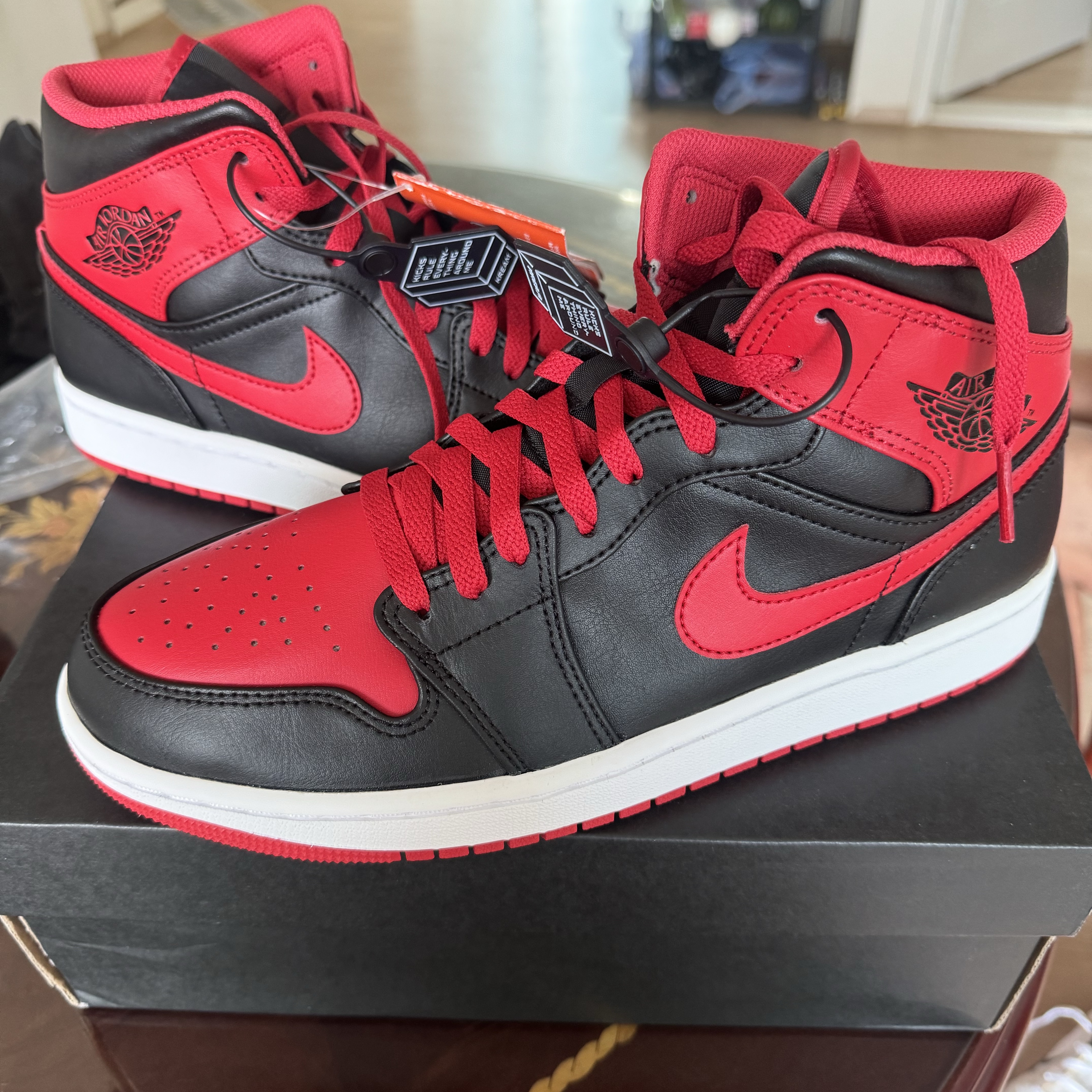 Jordan 1 Mid Black Fire Red 착용 스타일