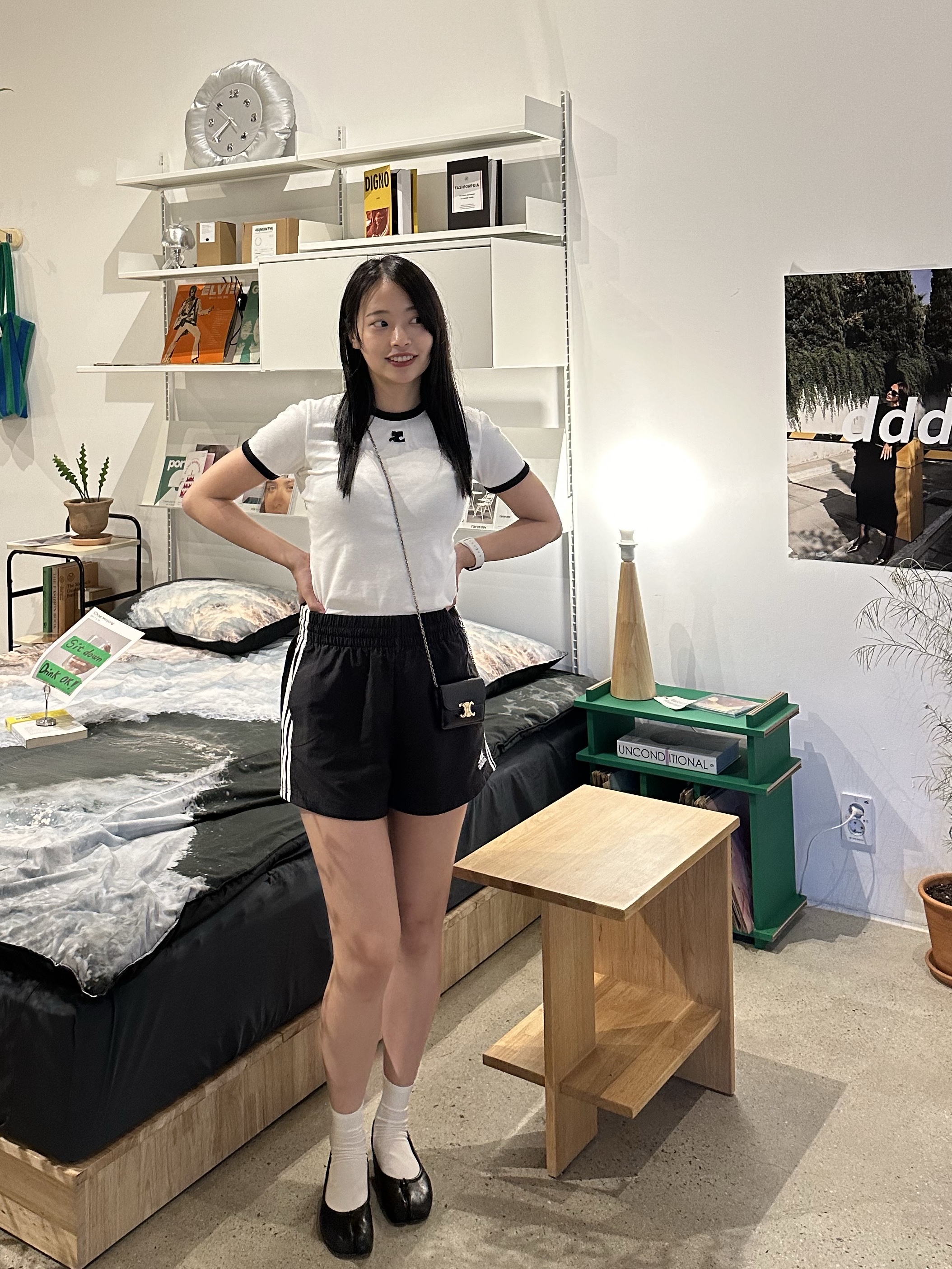 (W) Adidas 3-Stripes Woven Shorts Black - KR Sizing, Celine Card Holder with Flap in Shiny Calfskin Black 착용 스타일 - 7