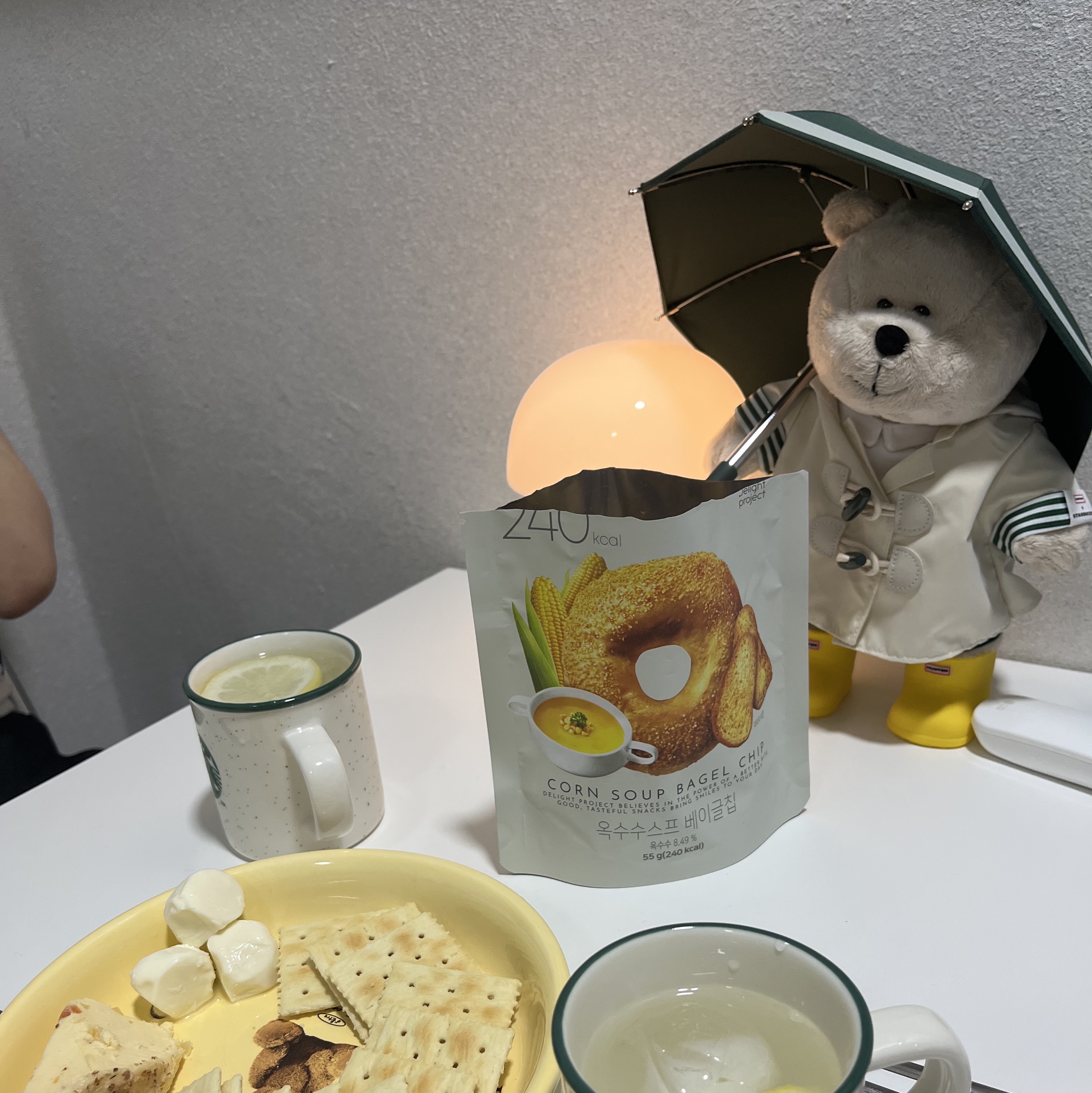Starbucks x Hunter Rainy Bearista Doll Cream 착용 스타일