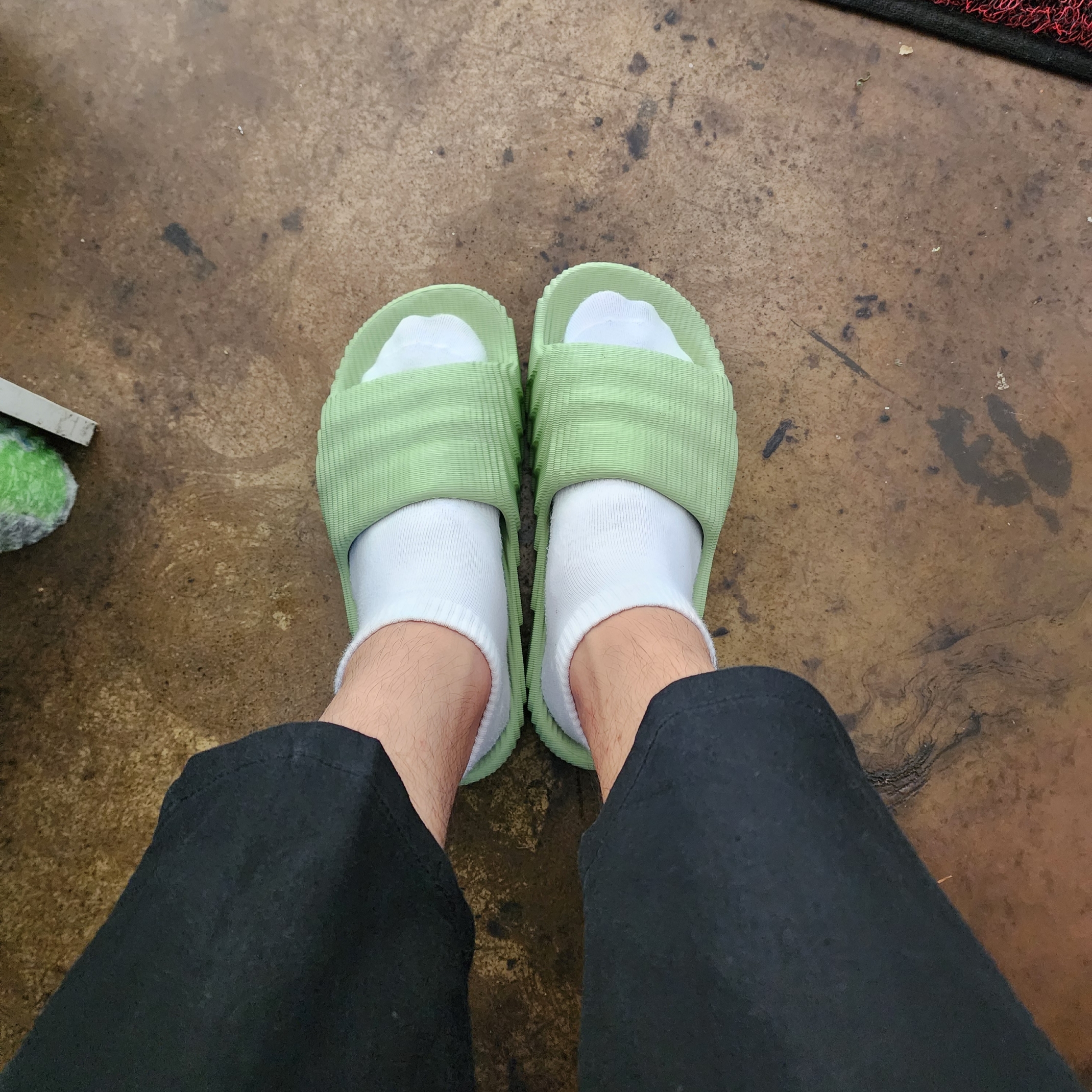 Adidas Adilette 22 Magic Lime 착용 스타일