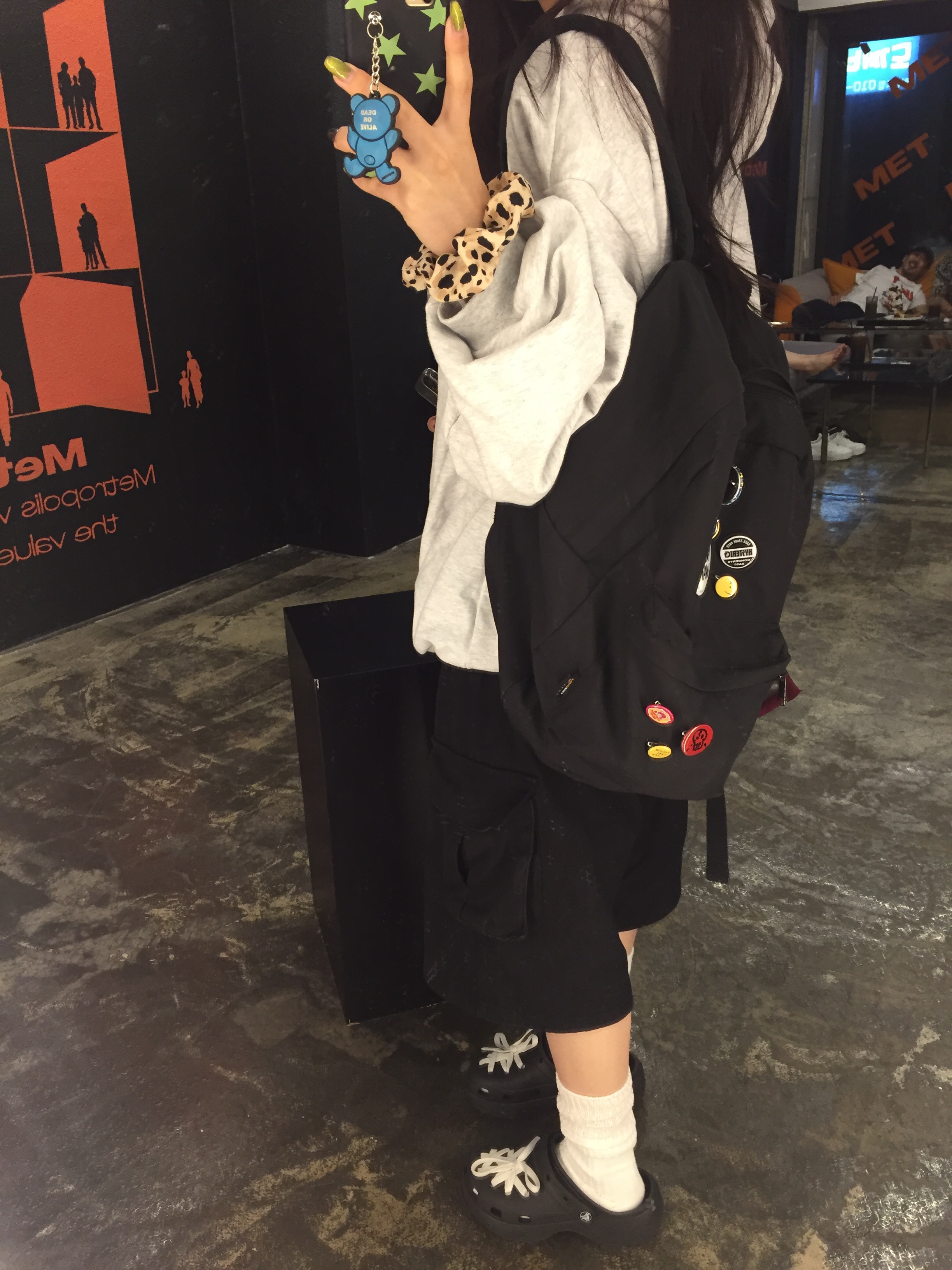 Yeezy x Gosha Rubchinskiy YZY Black Dogs Hoodie Heather Grey, (W) Crocs Classic Platform Clog Black 착용 스타일 - 1