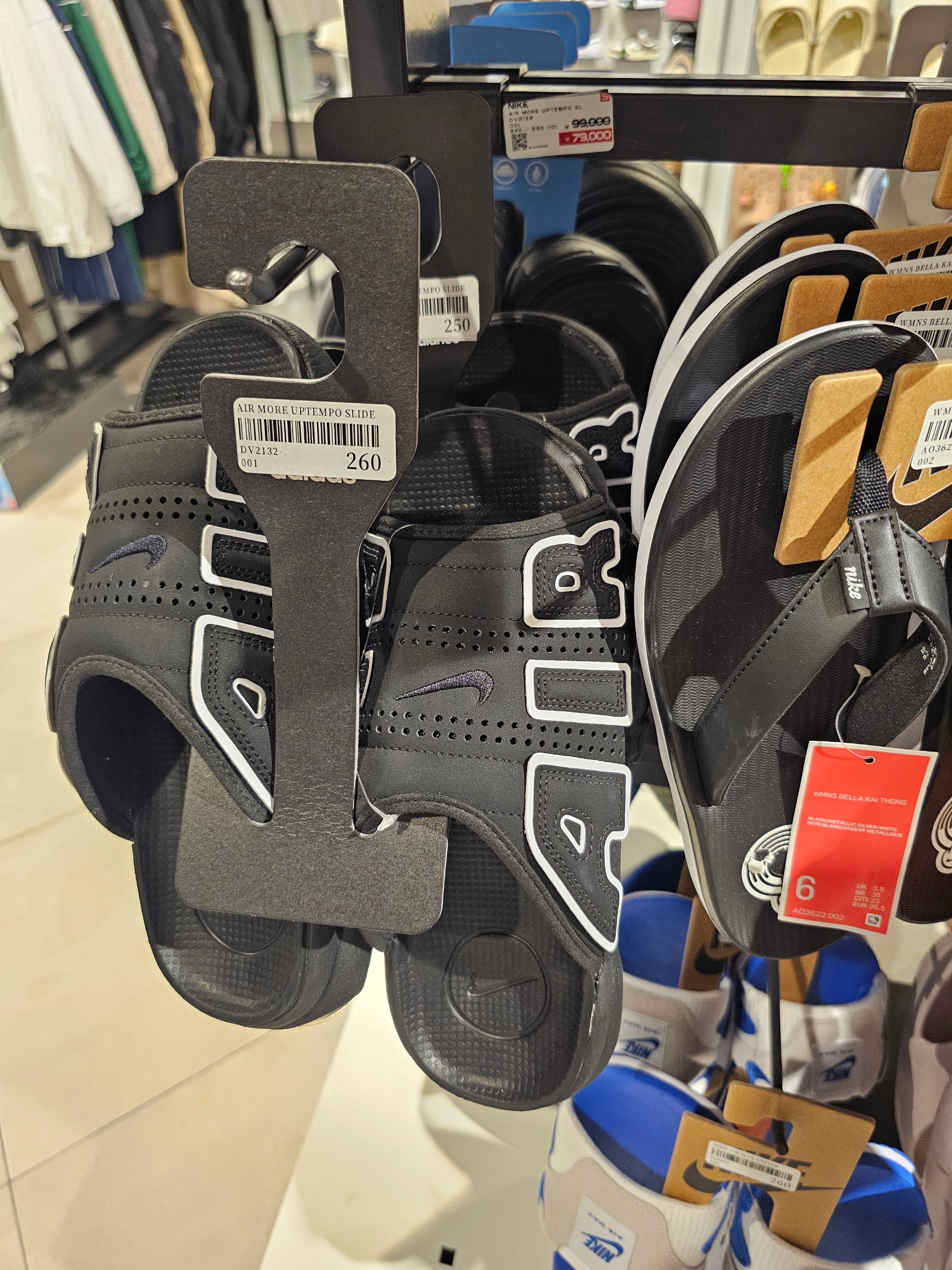 (W) Nike Air More Uptempo Slide Black White, Nike Air More Uptempo Slide Black White 착용 스타일 - 2