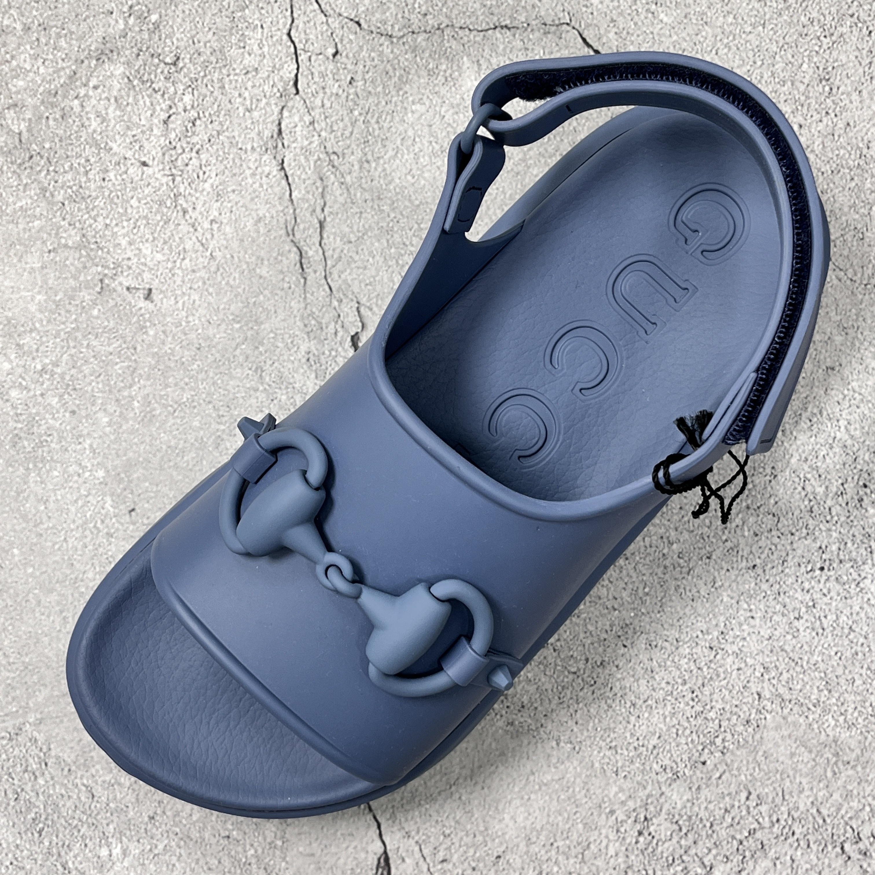 Gucci Horsebit Flatform Sandal Dark Blue Rubber 착용 스타일 - 2