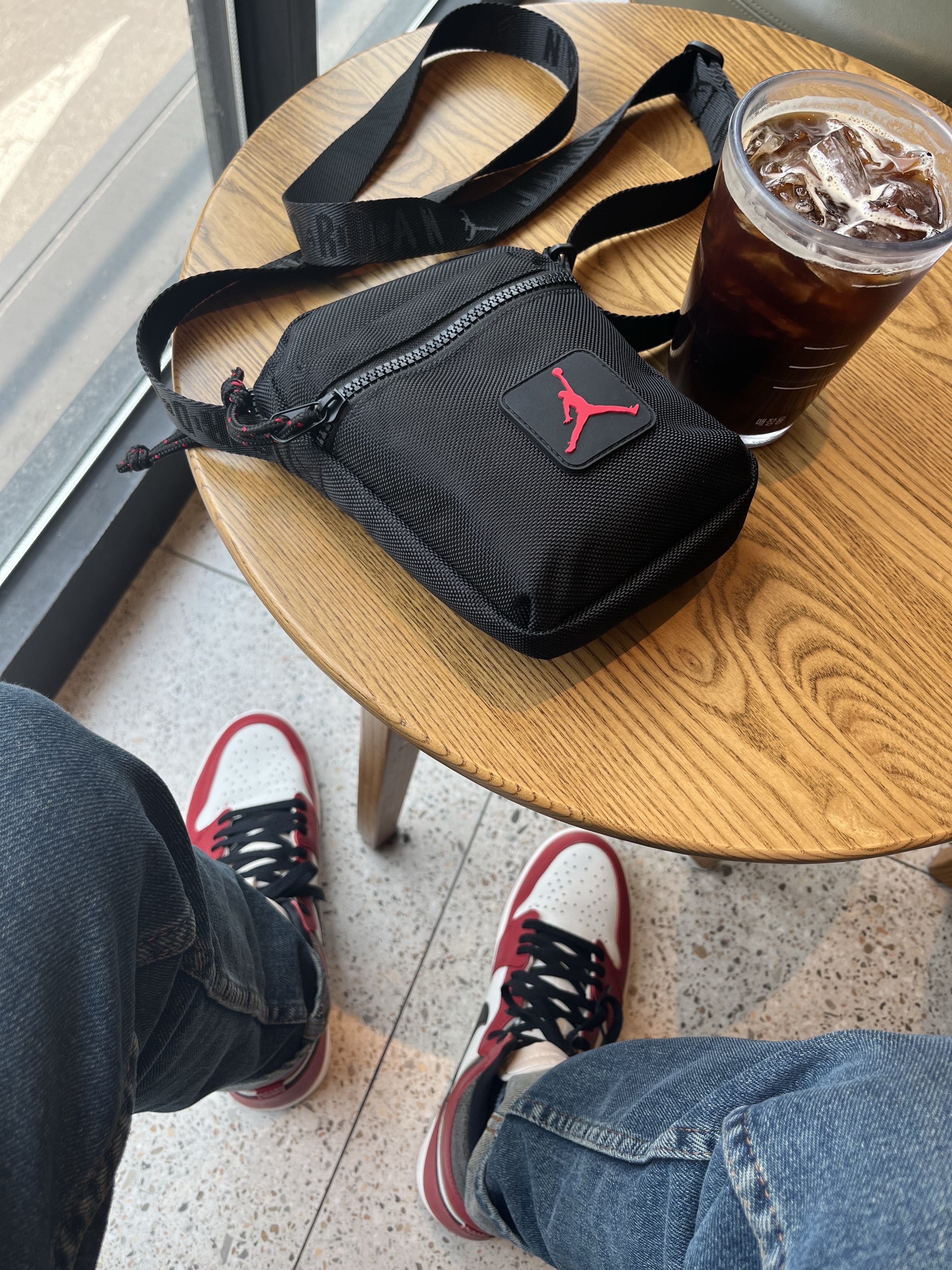 Jordan 1 Retro High OG Chicago 2022, Jordan Rise Festival Bag 1L Black 착용 스타일