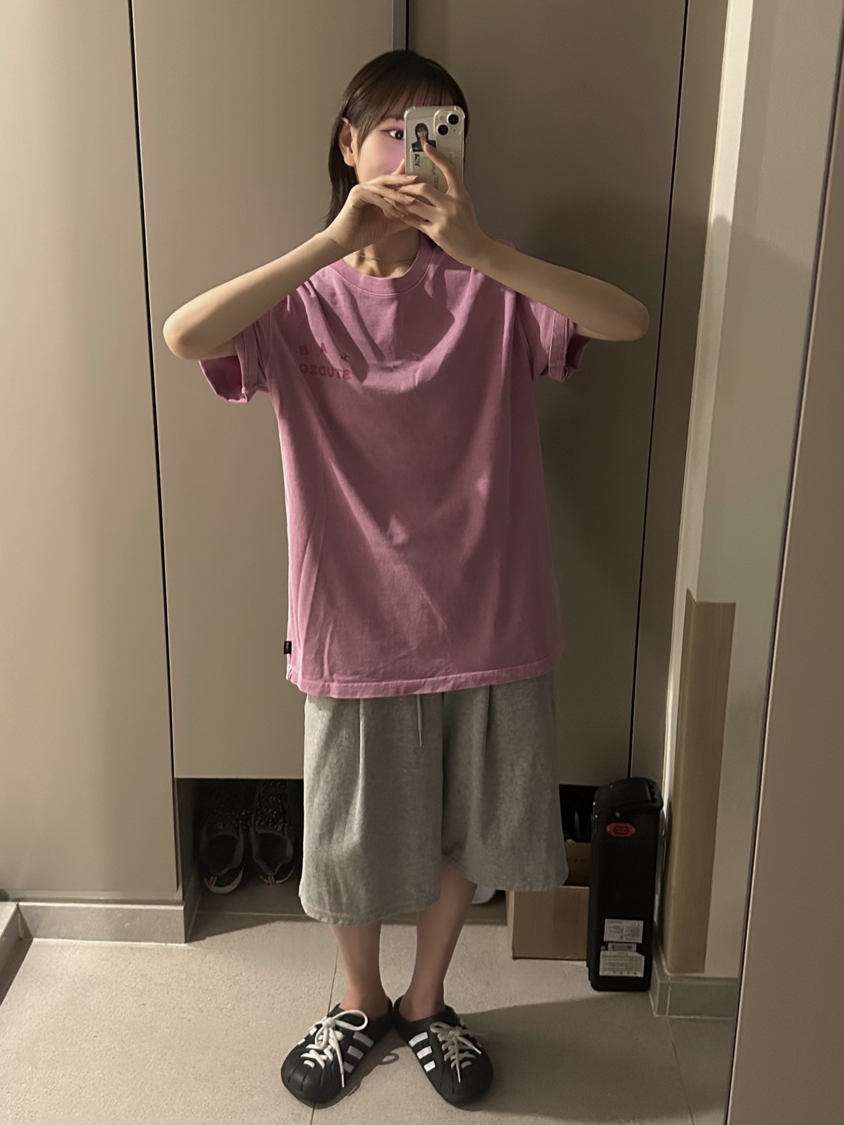 IAB Studio Pigment T-Shirt Magenta 착용 스타일