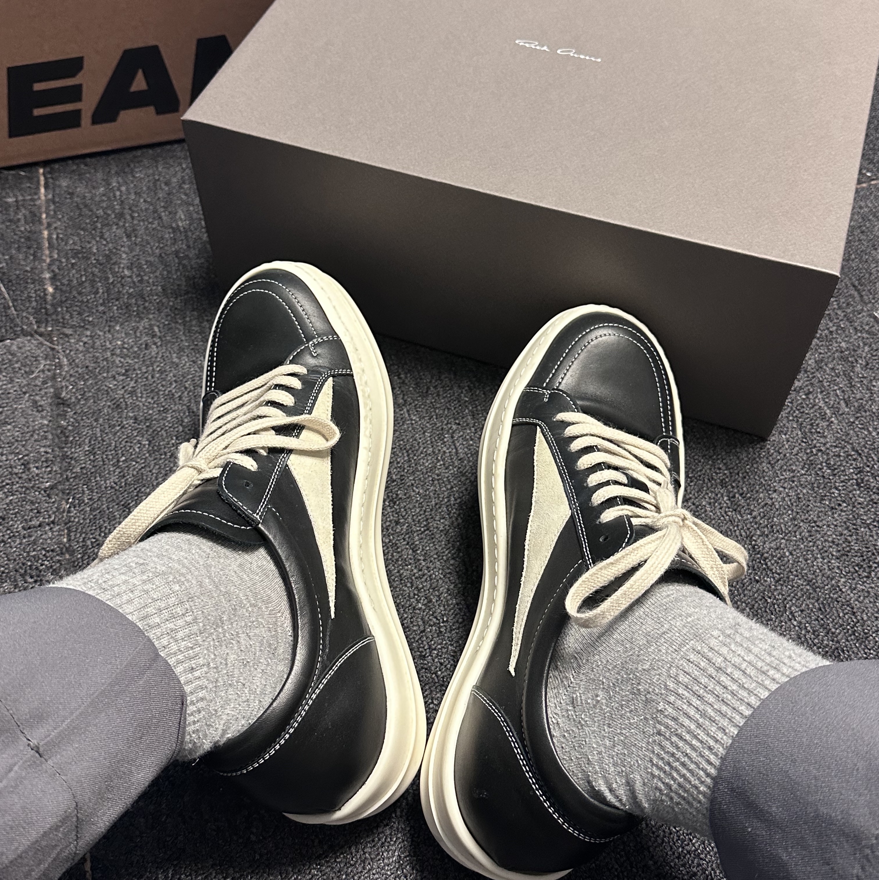 Rick Owens Luxor Vintage Sneakers Black Milk 착용 스타일 - 1