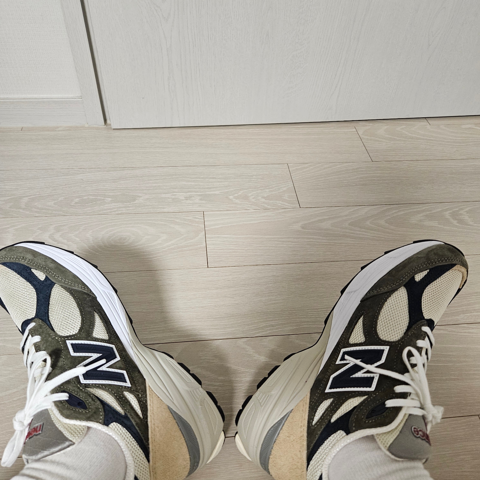 New Balance 990v3 Made in USA Olive 착용 스타일 - 2