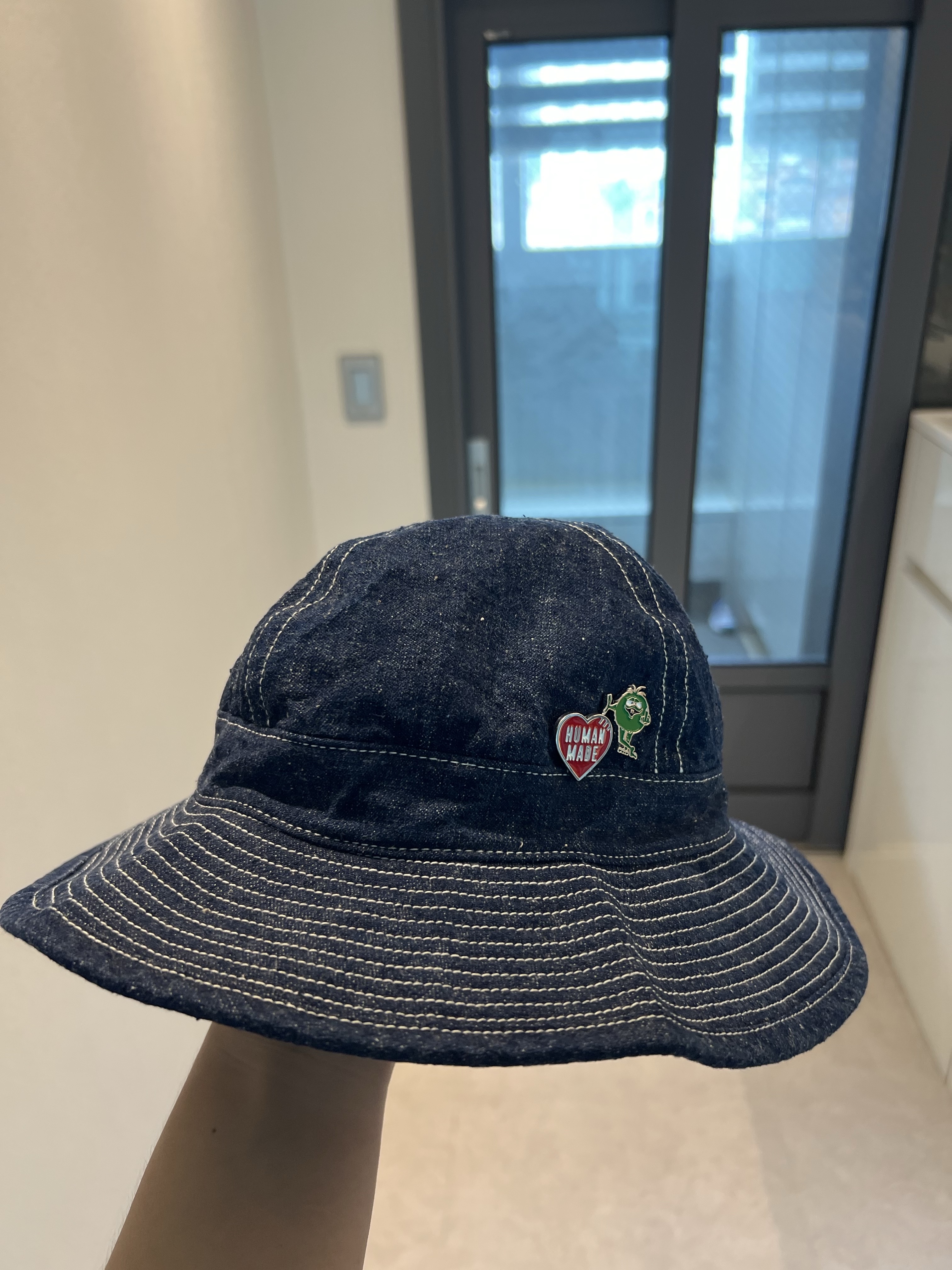 Supreme Camacho Pin Green - 23FW, Human Made Heart Pin Red 착용 스타일 - 1