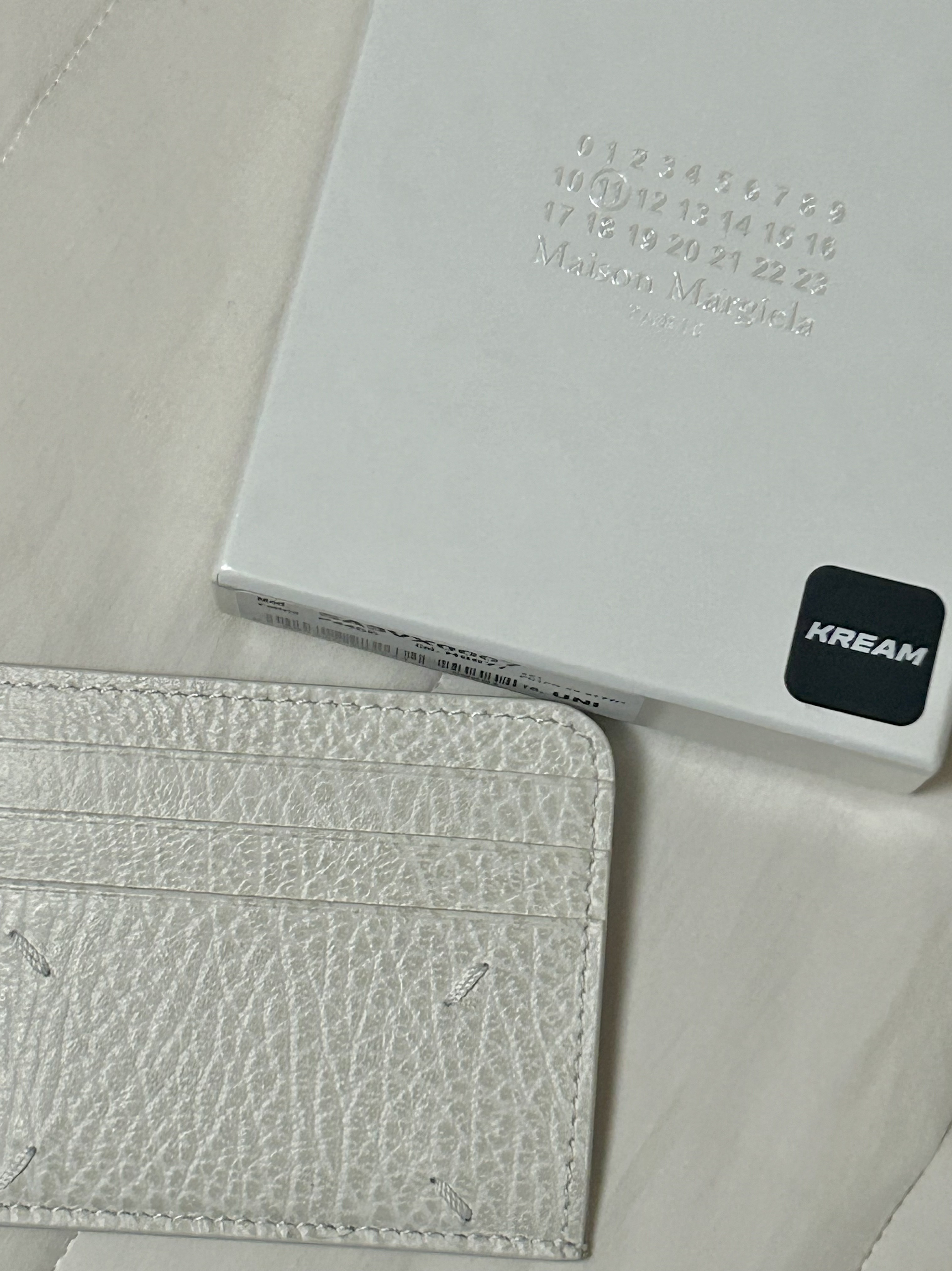 Maison Margiela Stitch Card Holder Grey 착용 스타일