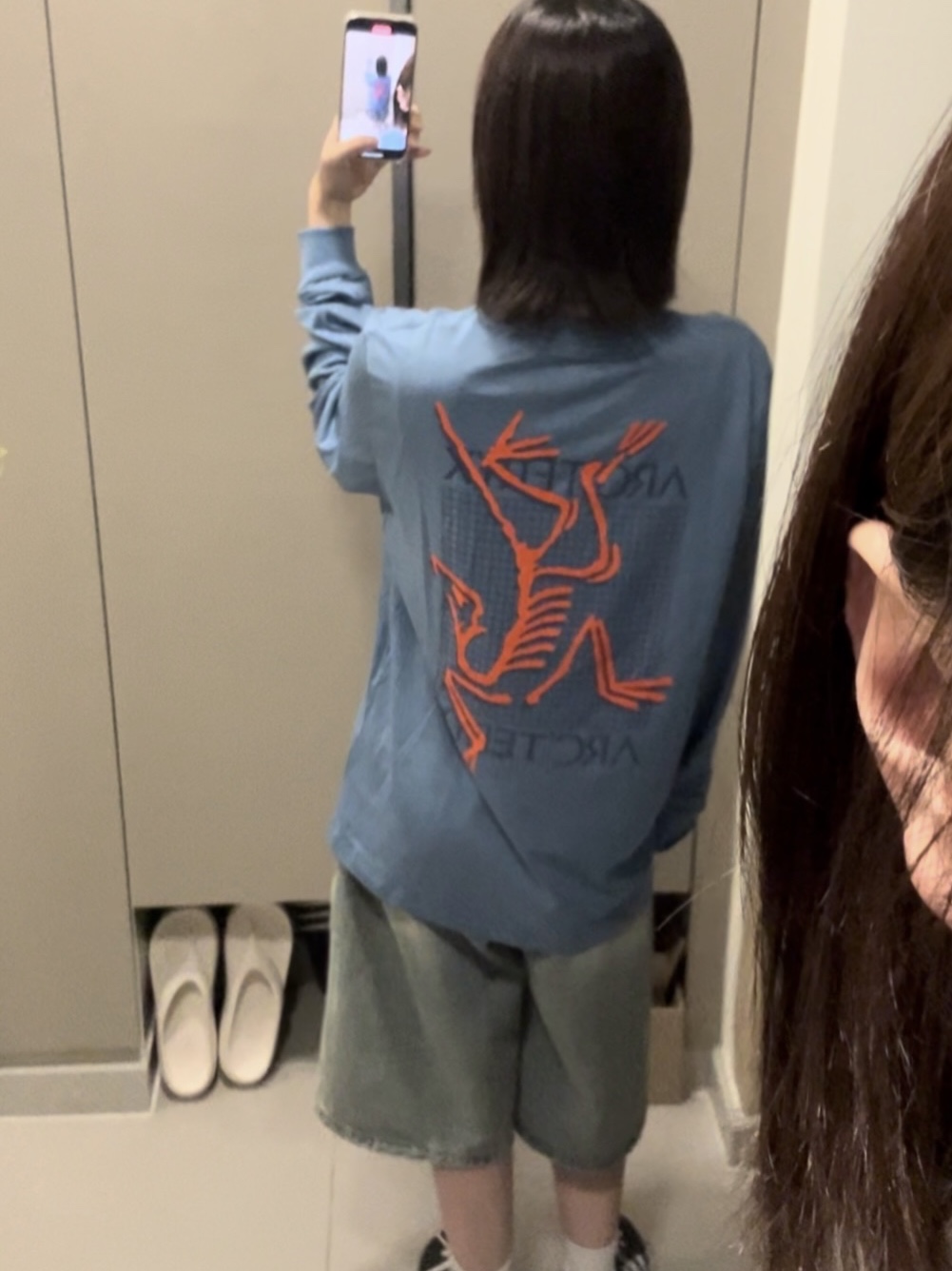 Arc'teryx Arc'Multi Bird Logo LS T-Shirt Stone Wash, Arc'teryx Arc'Multi Bird Logo LS T-Shirt White Light 착용 스타일