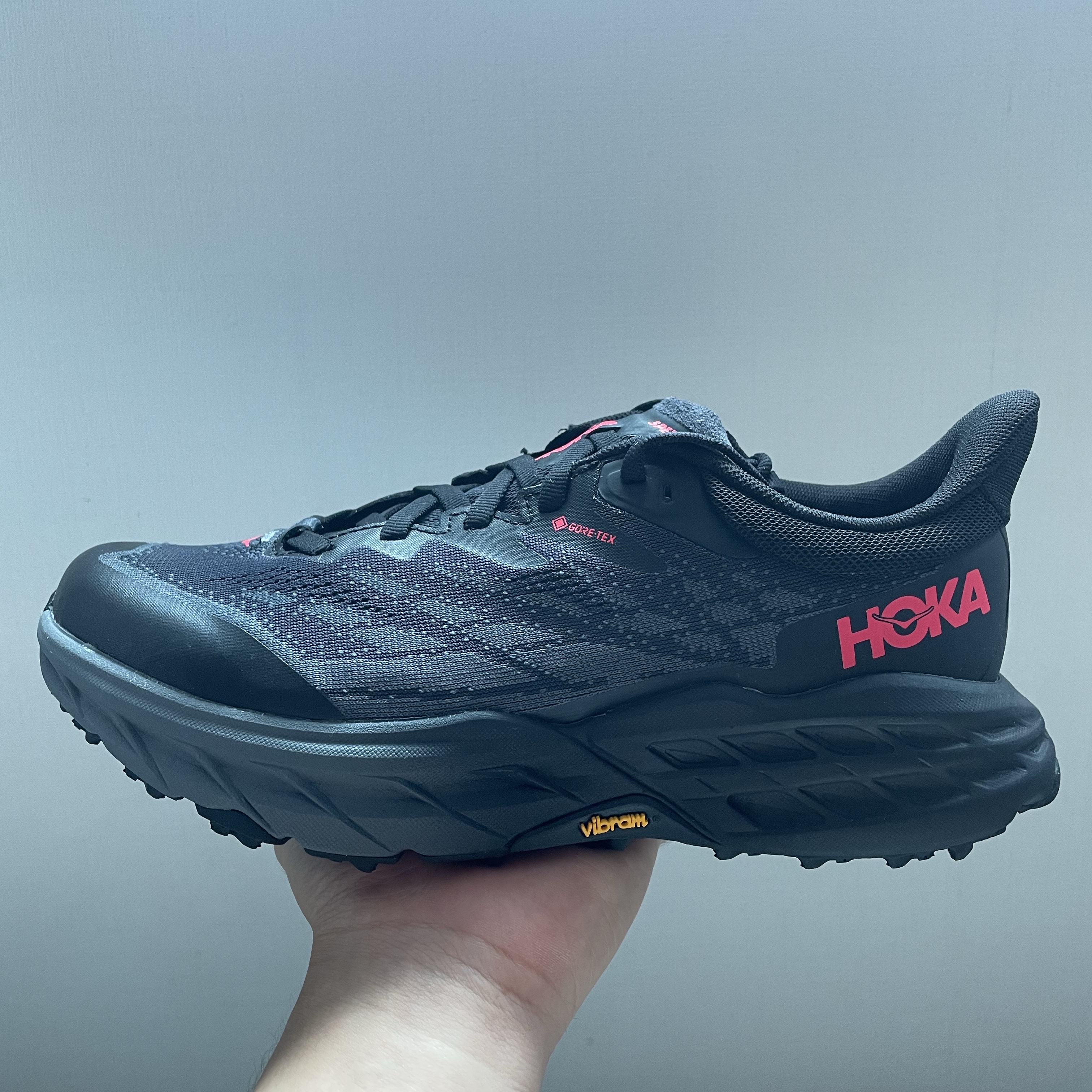 (W) Hoka Speedgoat 5 Gore-Tex Black 착용 스타일 - 2