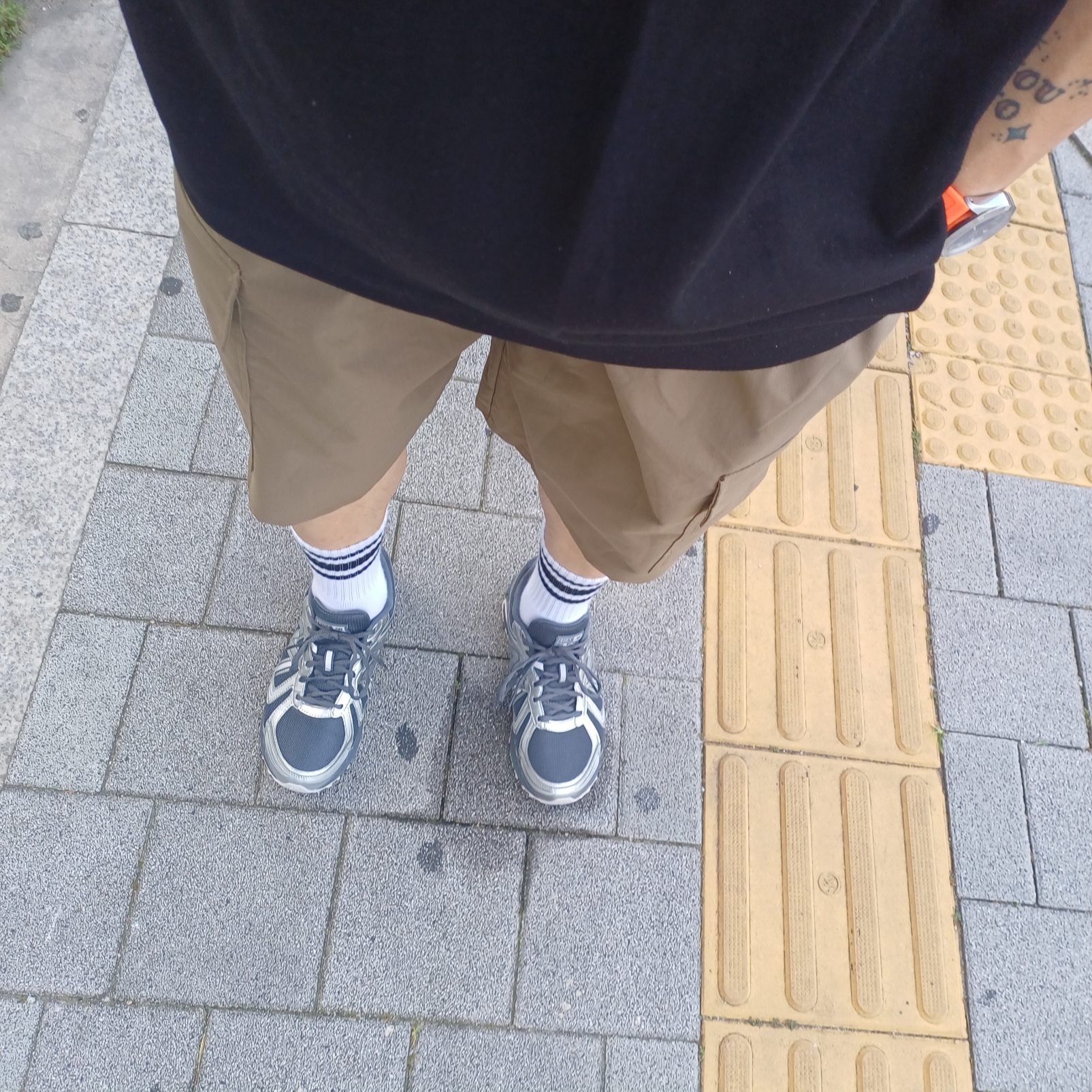 New Balance 410v5 Black Silver - 2E Wide 착용 스타일 - 2