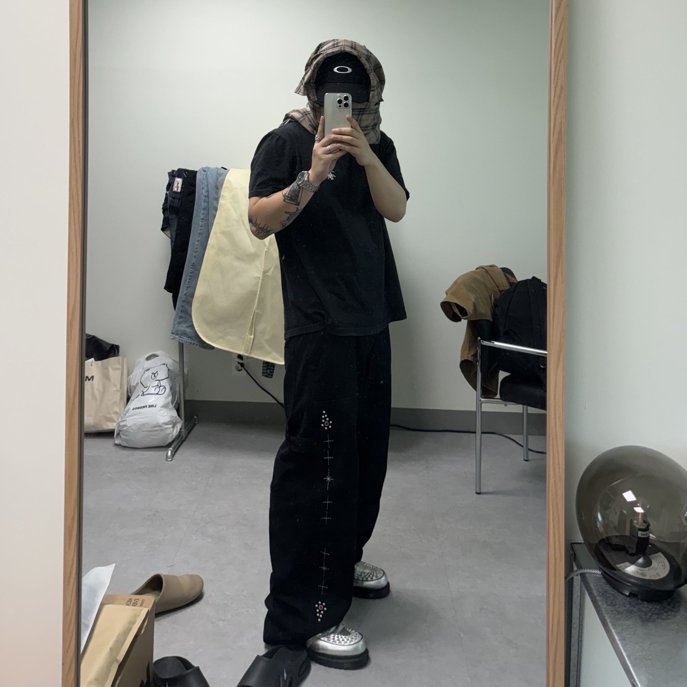 Stussy Basic Stussy T-Shirt Black 2024, 2025, Oakley Tincan LX Cap Blackout 착용 스타일