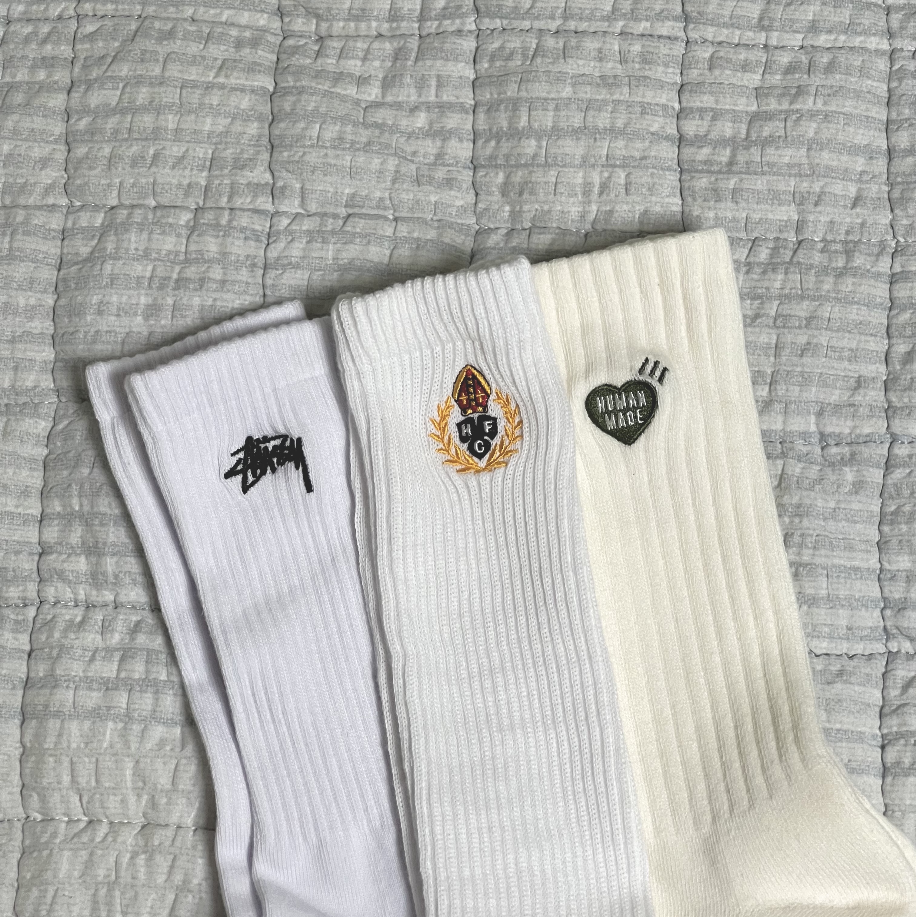 Stussy Small Stock Crew Socks White (3 Pack), Human Made Pile Socks White 착용 스타일