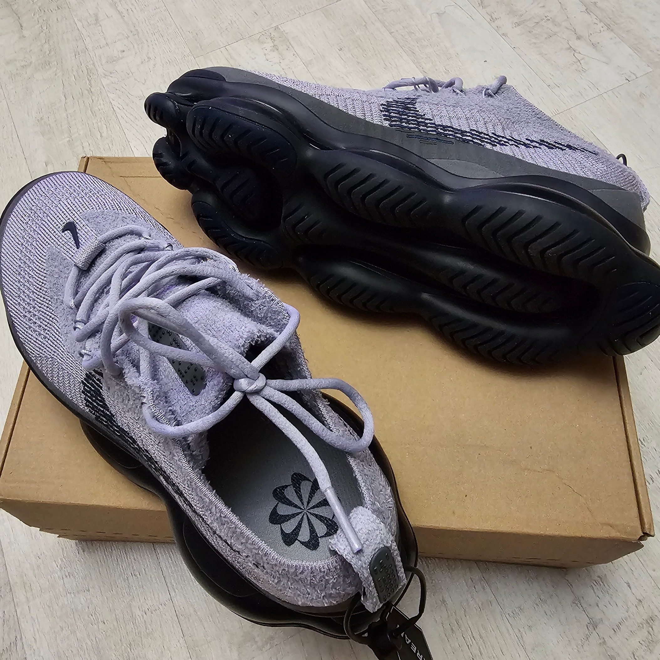 Nike Air Max Scorpion Flyknit Pewter Dark Smoke Grey 착용 스타일 - 2