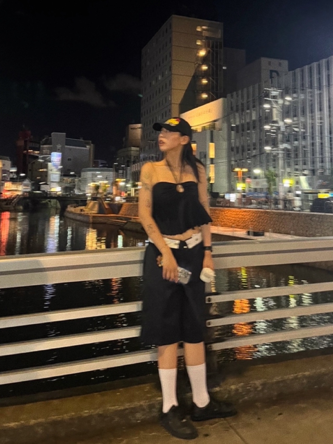(W) Nike Shox R4 Black, Open Yy x Hello Kitty Hello Ball Cap Black 착용 스타일 - 2