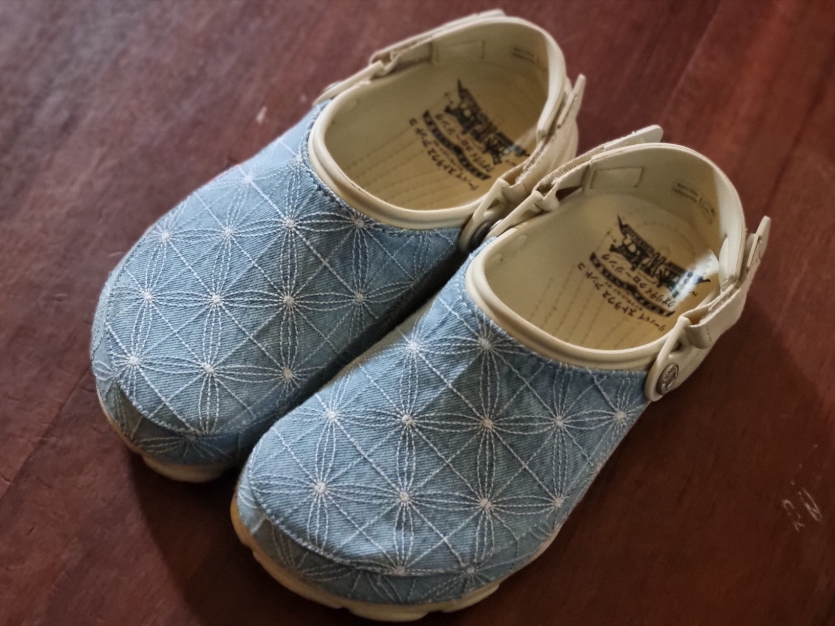 Crocs x Levi's All Terrain Clog Bone Blue 착용 스타일