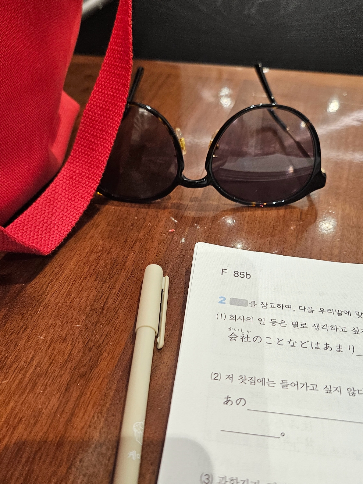 (W) Gucci Geometric Frame Sunglasses Shiny Dark Brown Acetate 착용 스타일 - 1
