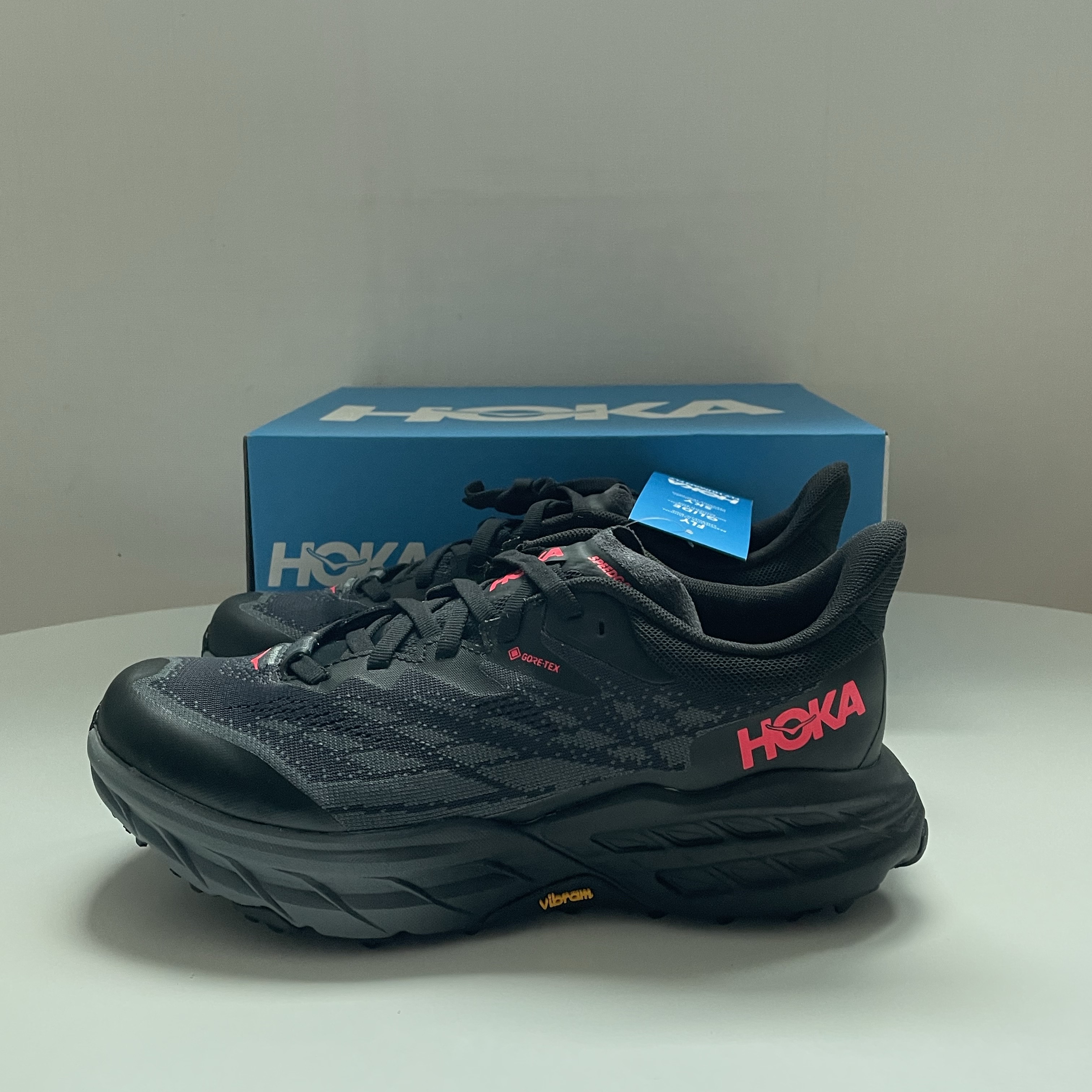 (W) Hoka Speedgoat 5 Gore-Tex Black 착용 스타일 - 4