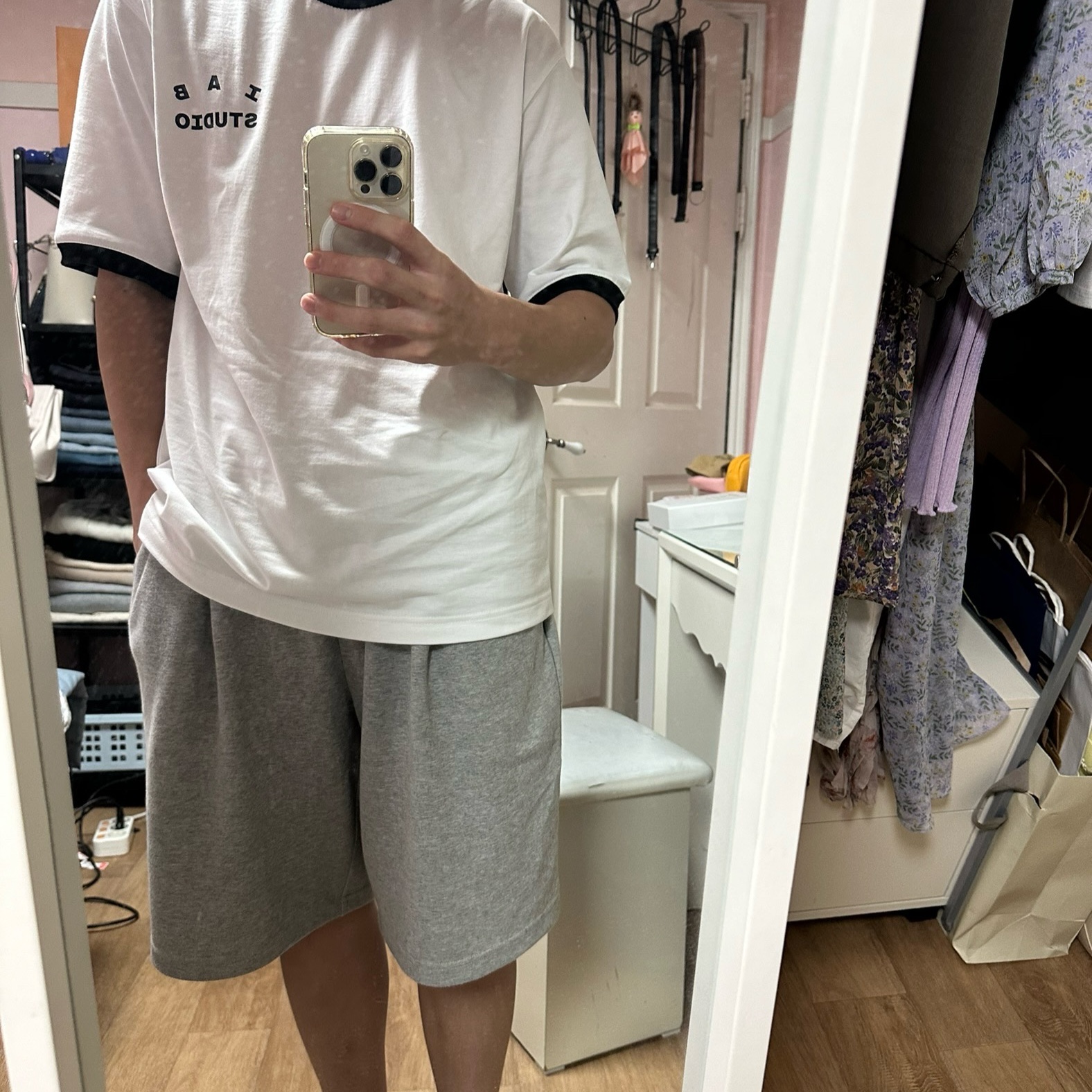 IAB Studio Established T-Shirt White Black 착용 스타일
