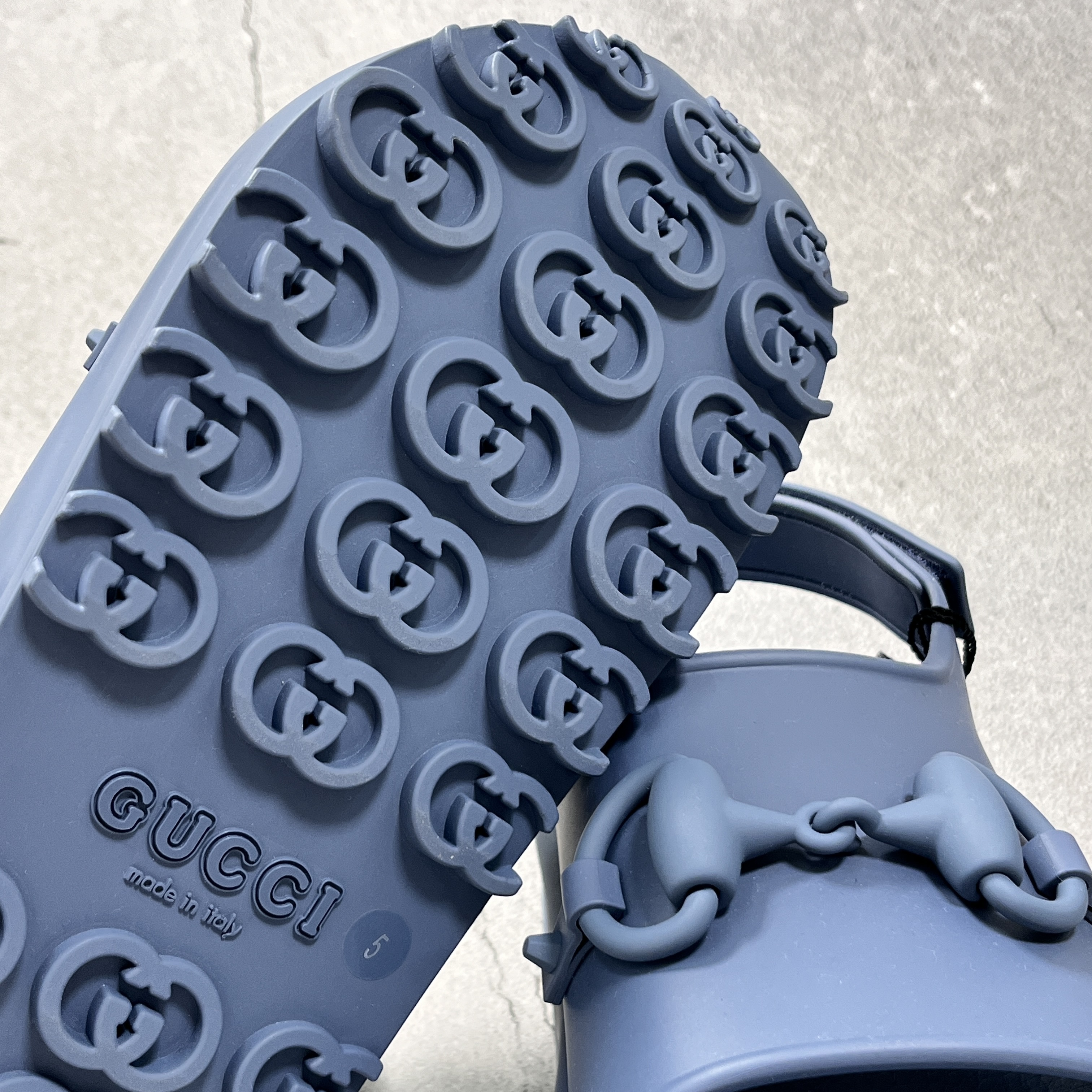 Gucci Horsebit Flatform Sandal Dark Blue Rubber 착용 스타일 - 6
