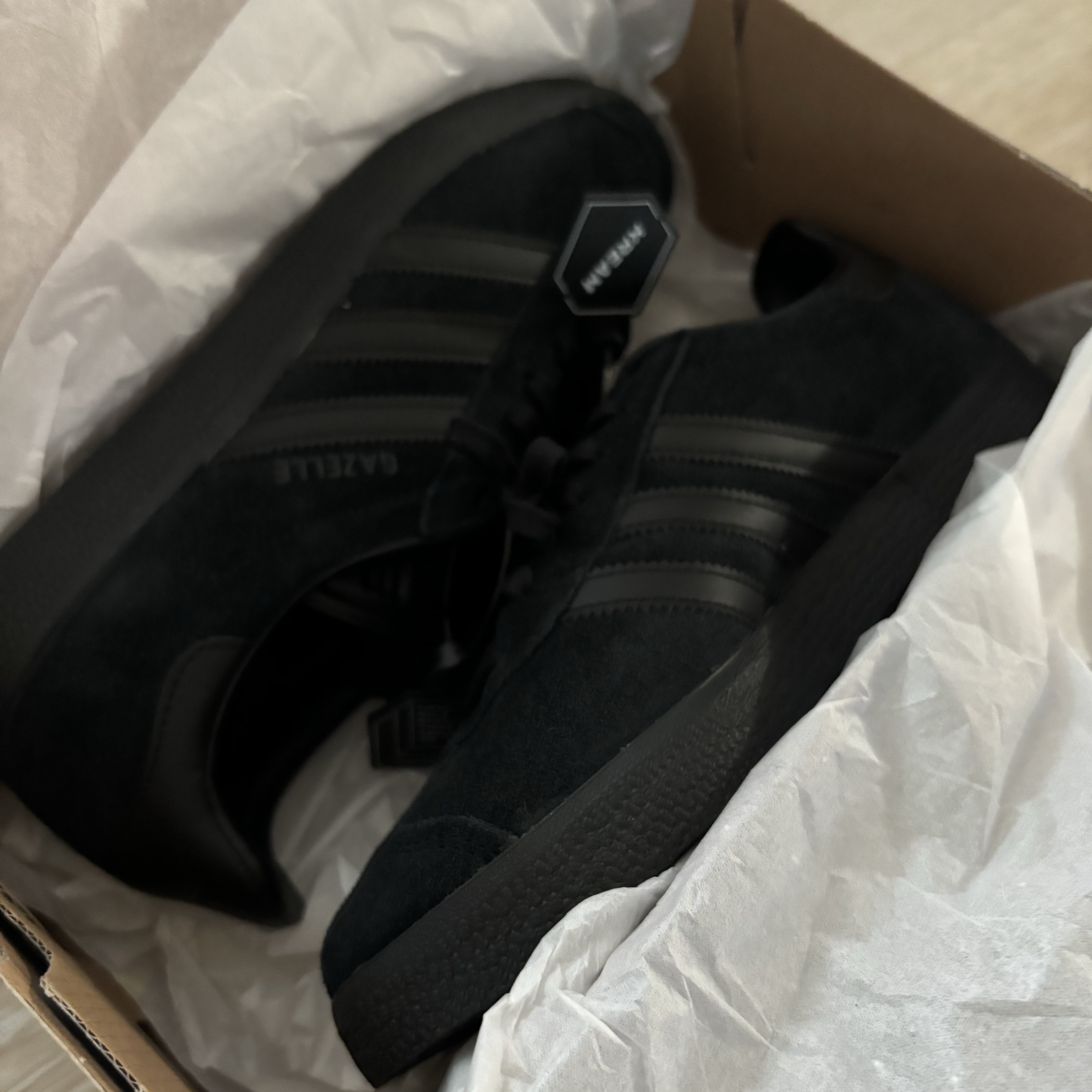 Adidas Gazelle Triple Black 착용 스타일 - 2